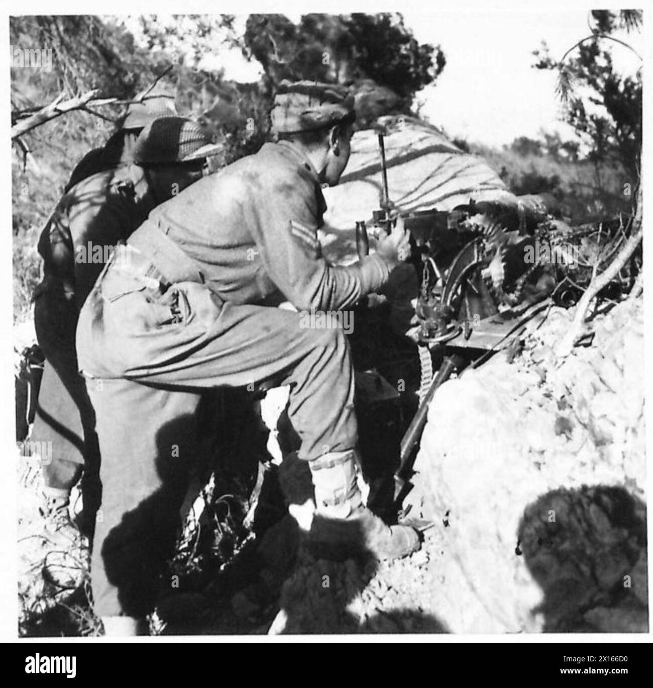 Les troupes du 6e bataillon du Royal West Kent Regiment utilisent une mitrailleuse Vickers refroidie à l'eau à Siliana pendant la campagne de Tunisie, soulageant une unité française et avançant contre les forces italiennes sous le feu de l'artillerie, janvier 1943. Banque D'Images
