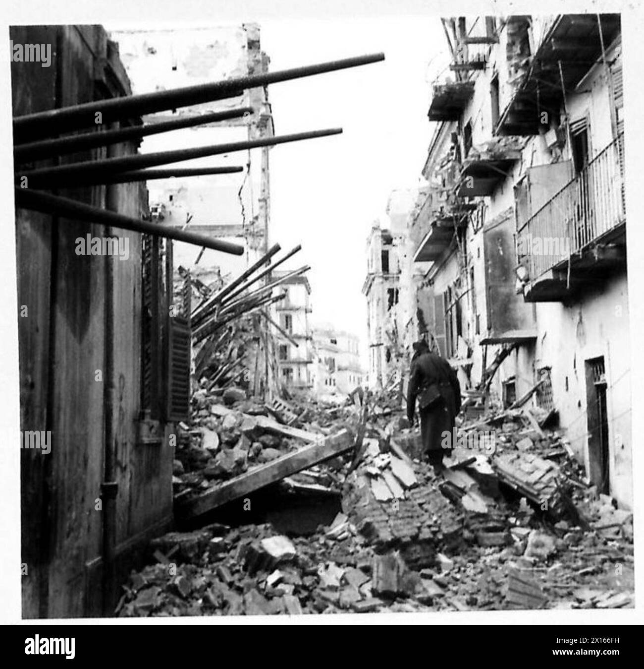 Les dégâts causés par les débarquements alliés au sud de Rome sont visibles dans une rue derrière le front de mer d'Anzio. Banque D'Images