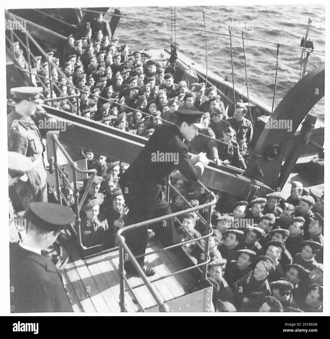 Lord Louis Mountbatten s'adresse aux officiers et aux hommes du Commando No.6 avant une opération de l'armée britannique. Banque D'Images