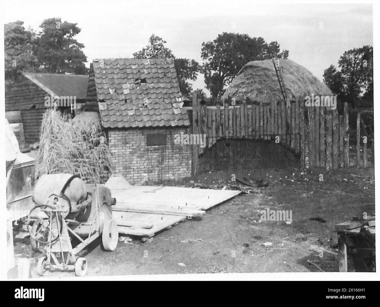 Les hommes du 2e corps camouflent les points forts pour protéger les positions et fournir une couverture défensive dans le cadre des opérations militaires. Banque D'Images