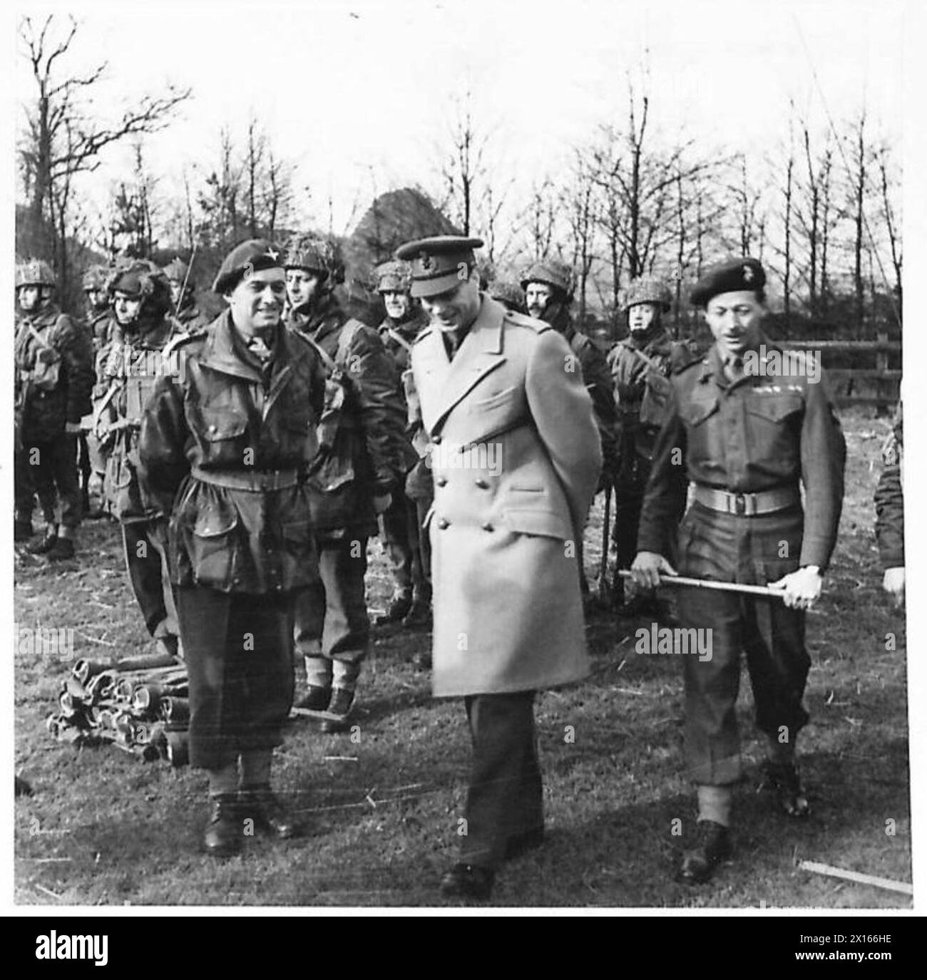 Le roi inspecte les parachutistes de signalisation dans l'ordre de saut lors d'une visite à la division aéroportée, observant l'entraînement et la préparation. Banque D'Images