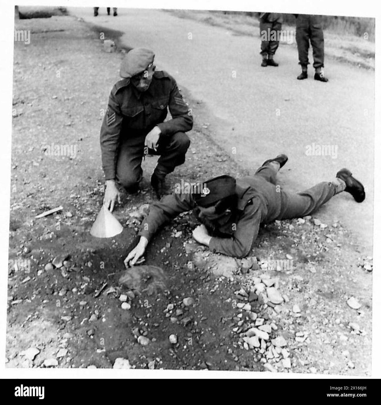 NO.22 [LIGNES ET COMMUNICATIONS] T.C., R.E. CAMP HALLEATHS, près de LOCKERBIE LIEUTENANT-COLONEL J.P. JEFFREY, TD., R.E.] - A.C.I. T.Groves [Glamorgan] 4 ans R.A.F. - ouvrier - découverte de la mine de guichet '35'. Le sergent Ford surveille l'armée britannique Banque D'Images