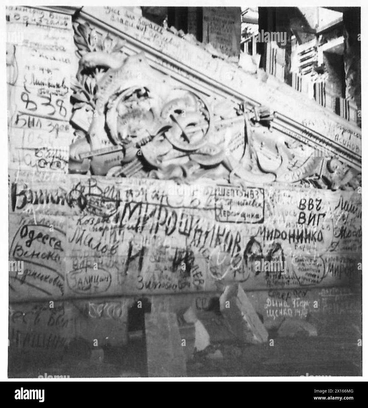 Les photographies représentent Berlin d'après-guerre avec des bâtiments détruits et des civils déplacés dans un camp de transit. Les images ont été créées par les artistes de guerre Captain long et Mary Kessell pour l'armée britannique du Rhin. Banque D'Images