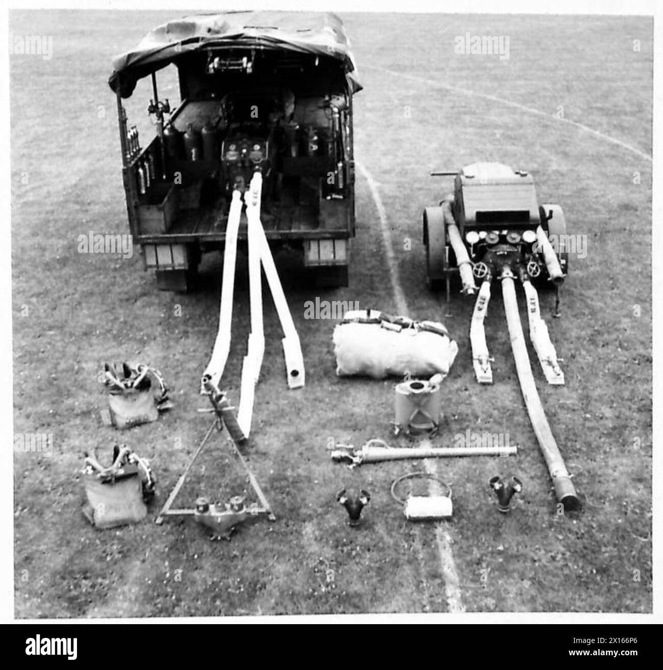 Photographies montrant des engins de pompiers, des appels d'offres et du matériel de lutte contre les incendies à l'école de lutte contre les incendies de l'armée britannique. Banque D'Images