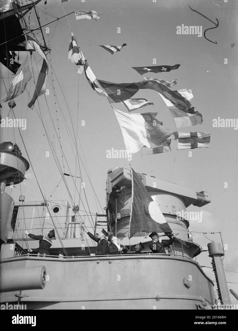 Sur le pont de signalisation du HMS Rodney en septembre 1940, des messages sont envoyés par sémaphore le jour et par lampes morse la nuit, avec des drapeaux hissés pour les manœuvres de la flotte. Banque D'Images