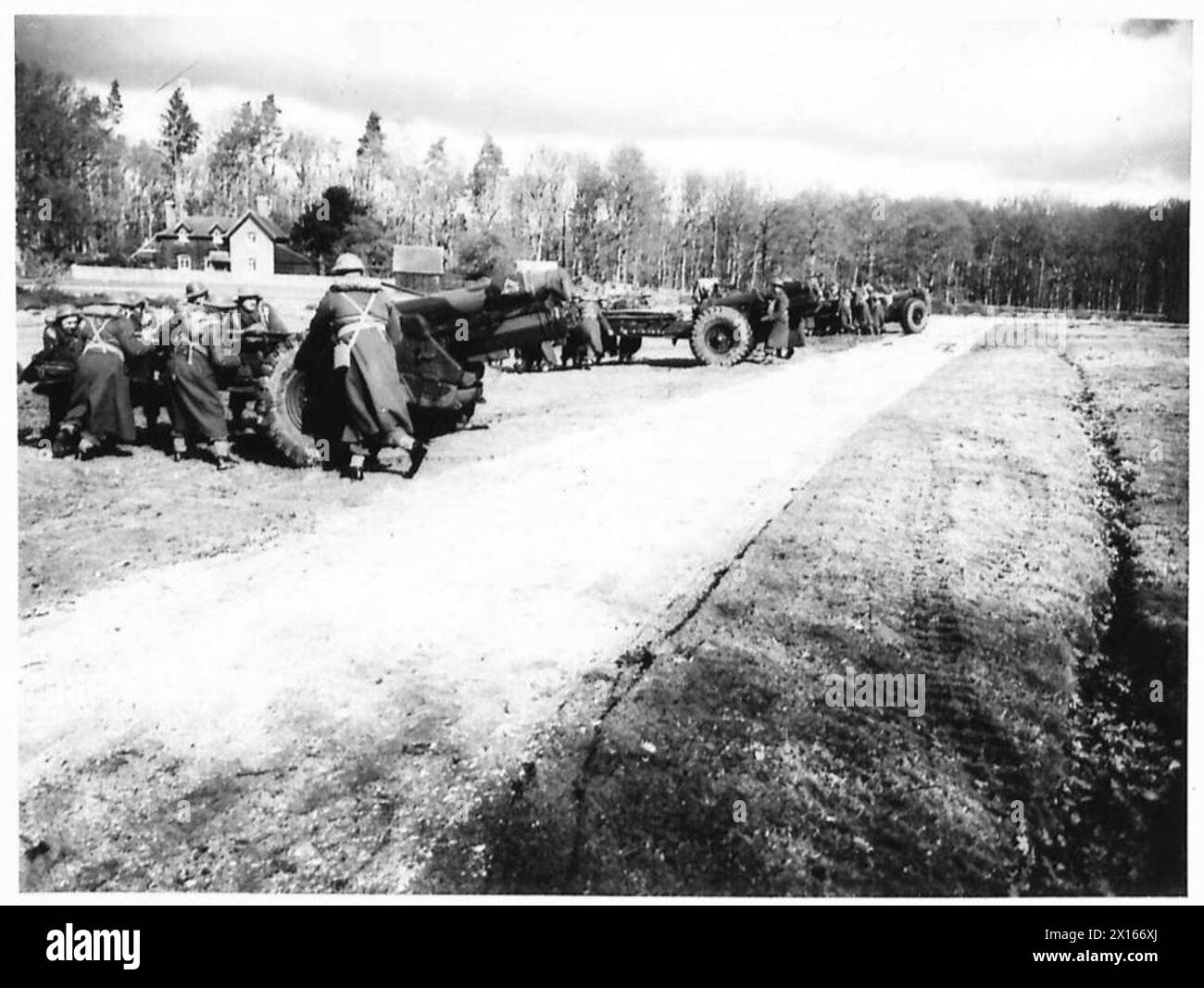 Les artilleurs positionnent des obusiers de 6 pouces au bord de la route, menant des exercices de déploiement rapide et d'entraînement avec l'armée britannique. Banque D'Images
