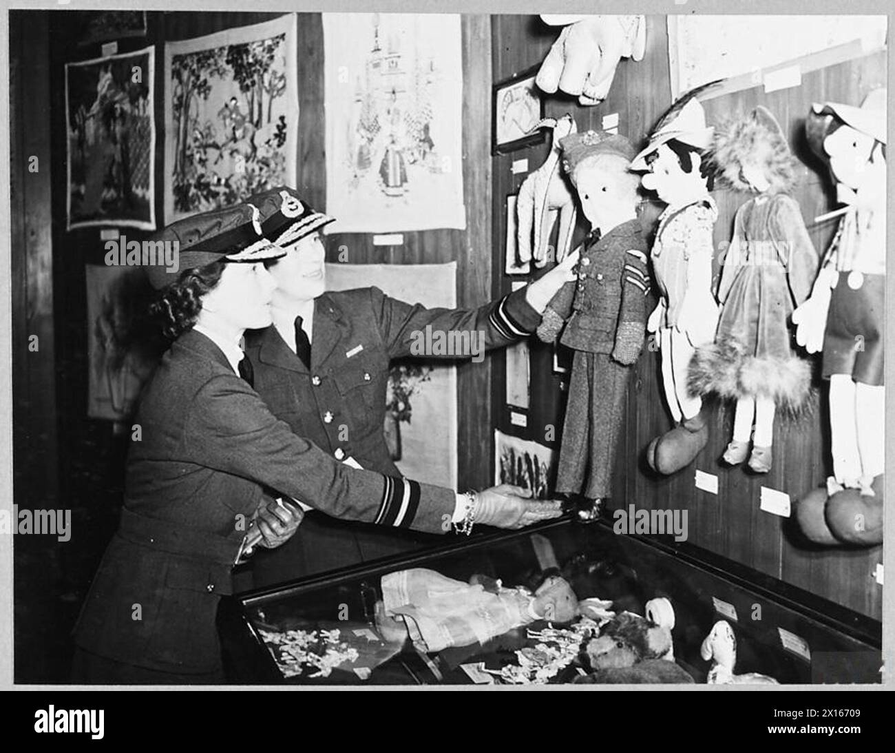La duchesse de Gloucester ouvre une exposition d'art et d'artisanat WAAF, avec le commandant en chef de l'Air K.J. Trefusis Forbes présentant des présentoirs de poupées modèles. Banque D'Images