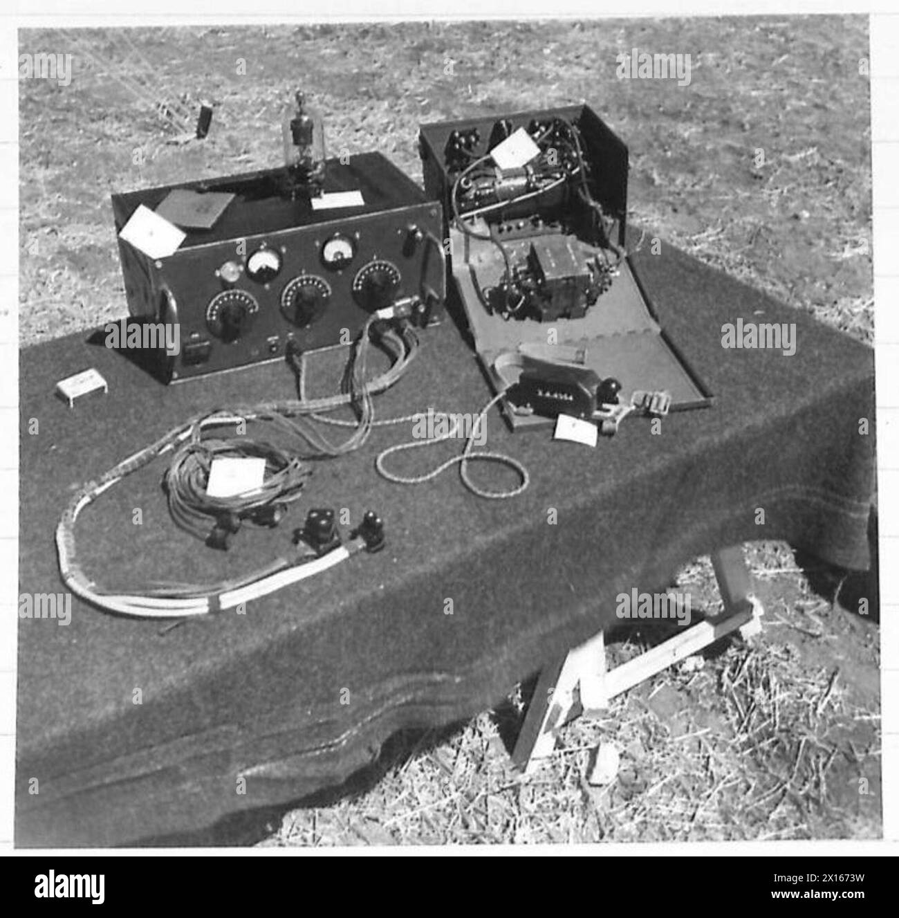 Le Crest Beacon type B est un dispositif de radionavigation utilisé par les parachutistes dans les avions C.47 du 2 para Brigade Group, montrant les composants, y compris l'émetteur, l'unité de puissance, le contrepoids et la clé de code, pour les opérations de navigation aérienne. Banque D'Images Le Crest Beacon type B est un dispositif de radionavigation utilisé par les parachutistes dans les avions C.47 du 2 para Brigade Group, montrant les composants, y compris l'émetteur, l'unité de puissance, le contrepoids et la clé de code, pour les opérations de navigation aérienne. Banque D'Images