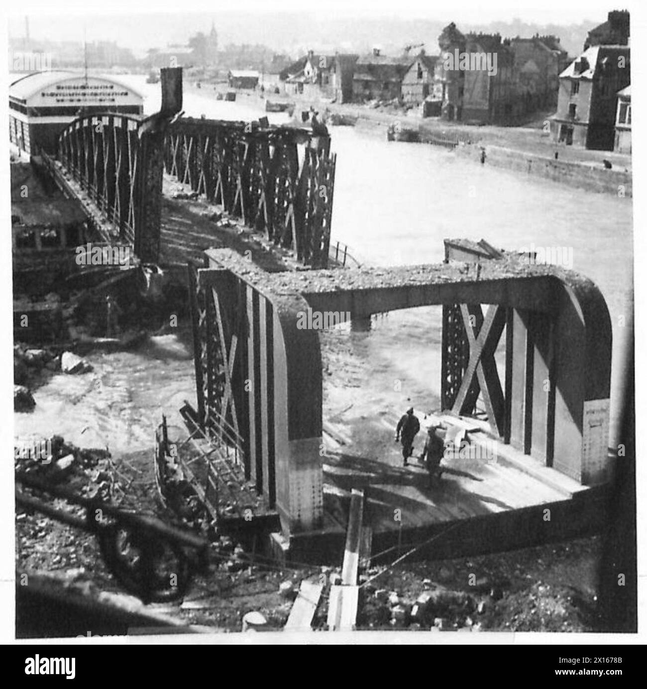 Le pont tournant au-dessus du col étroit du port de Dieppe a été détruit par les Allemands, FFI interférant avec son mécanisme avant la démolition. Banque D'Images