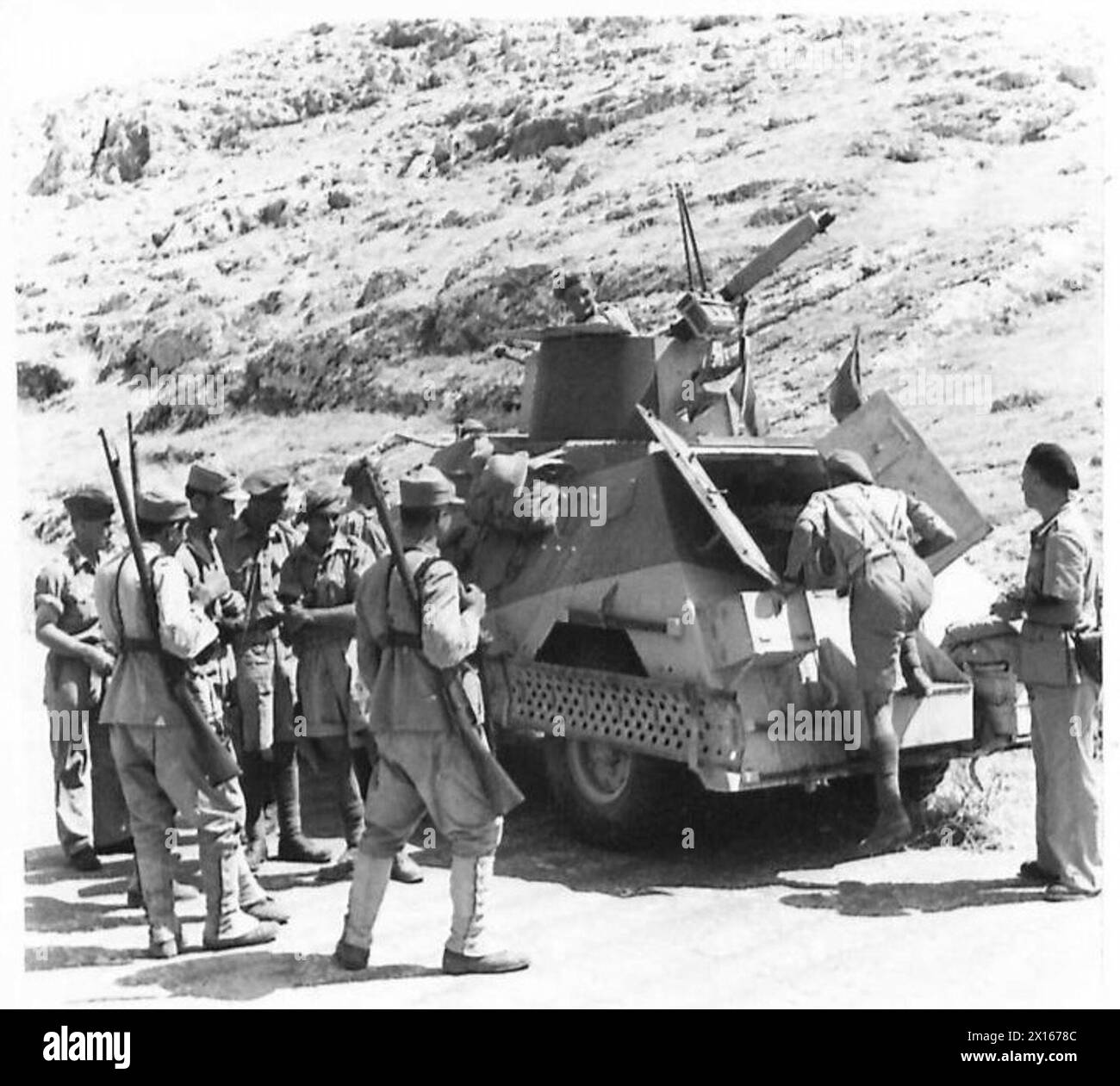 Des soldats turcs observent des véhicules blindés britanniques à la frontière syro-turque pendant les opérations militaires. Banque D'Images
