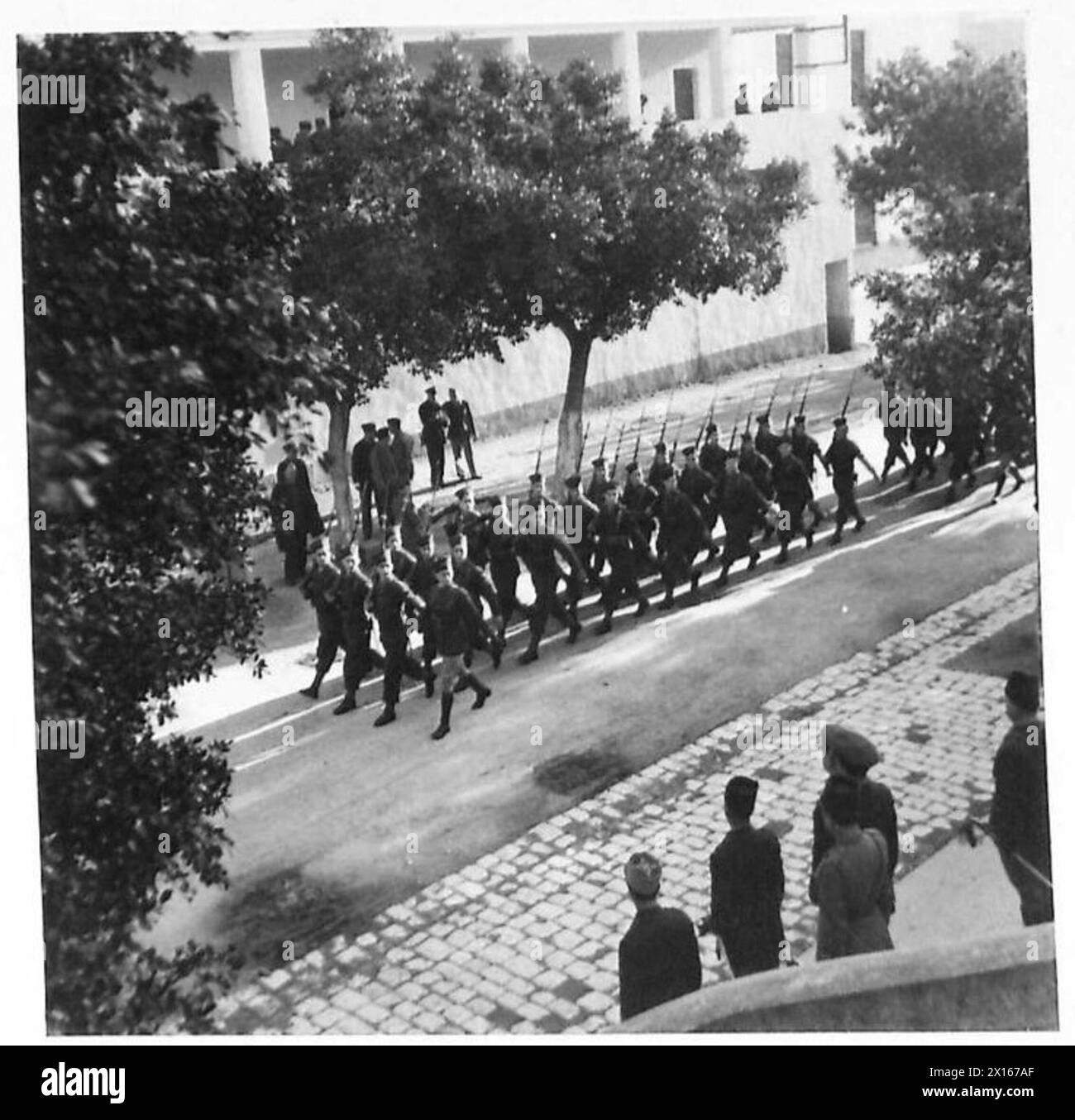 LES ARMÉES ALLIÉES DANS LA CAMPAGNE DE TUNISIE, NOVEMBRE 1942-MAI 1943 - Régiment de zouaves français défilant après un défilé cérémoniel en l'honneur du brigadier-général Robert McClure, chef des services de renseignement américains, à Alger, le 16 janvier 1943 Armée américaine, Armée française, McClure, Robert Alexis Banque D'Images