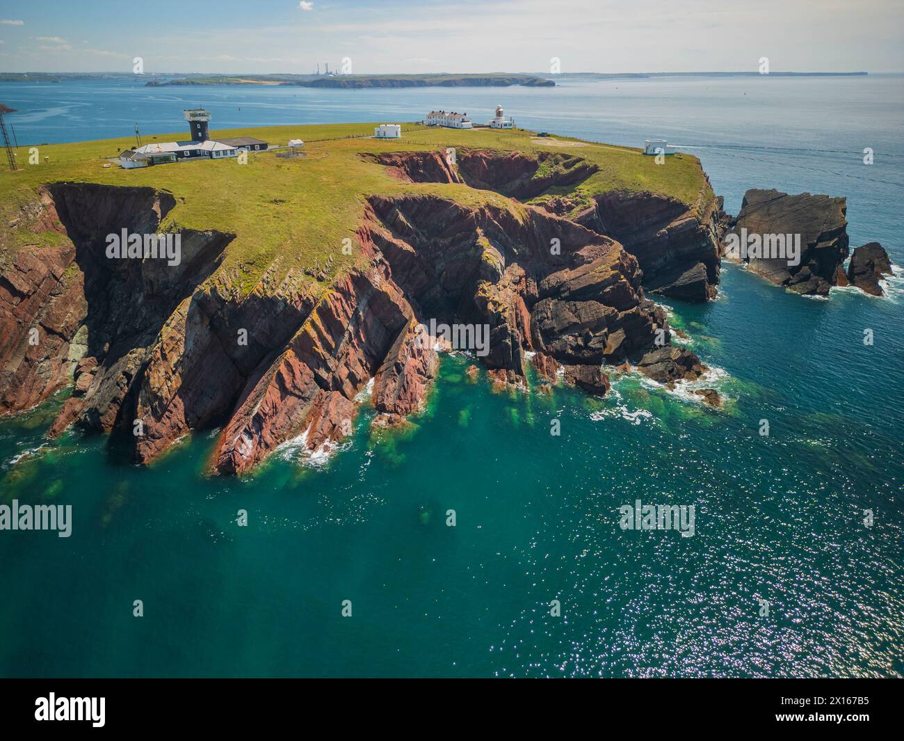 Vue aérienne du phare de St Anne's Head, Dale, Pembrokeshire, Royaume-Uni Banque D'Images