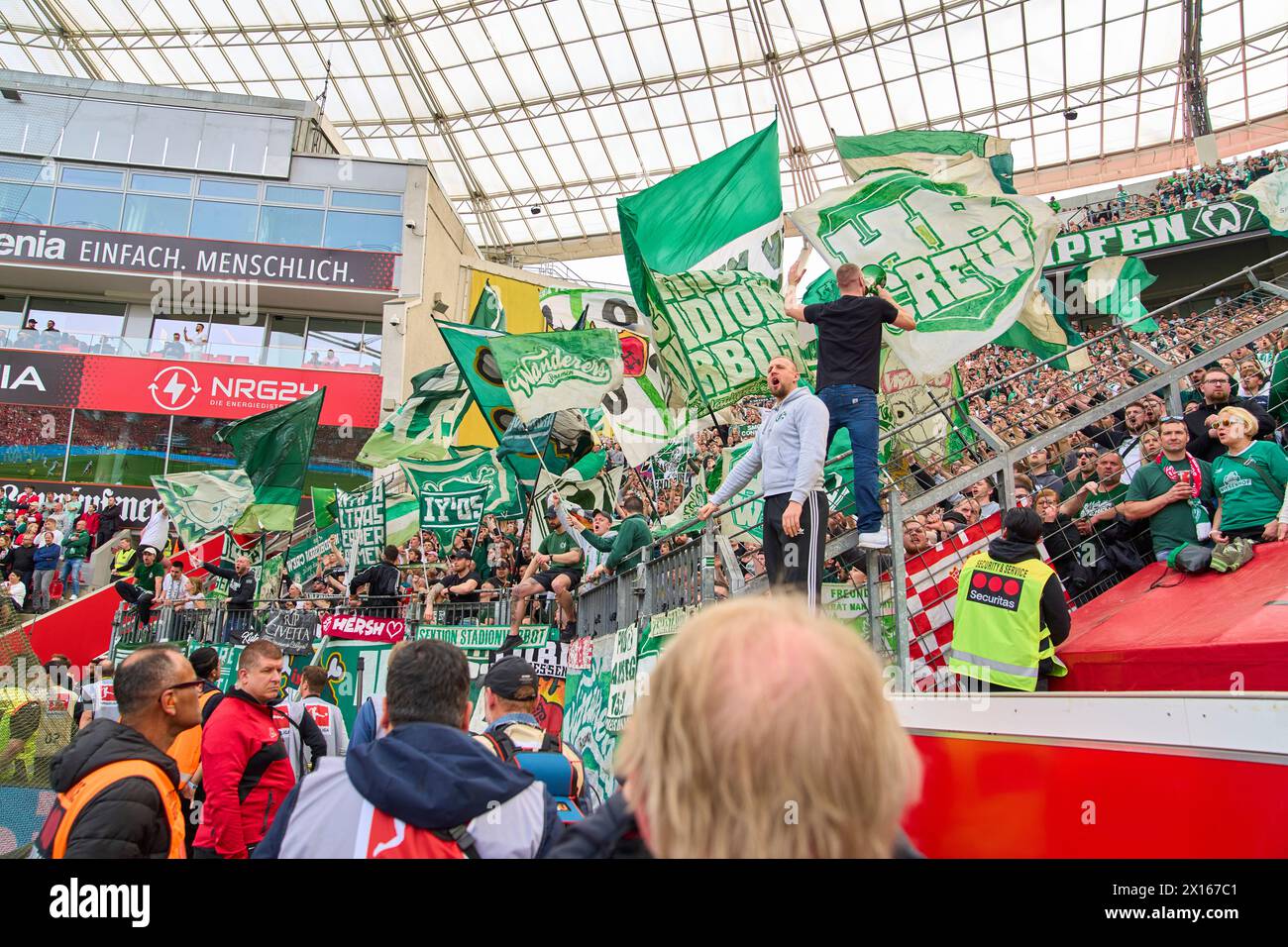 Werder fans avant le match BAYER 04 LEVERKUSEN - SV WERDER BRÊME 5-0 le 14 avril 2024 à Leverkusen, Allemagne. Saison 2023/2024, 1.Bundesliga,, Journée 29, 29.Spieltag photographe : ddp images / STAR-images - LA RÉGLEMENTATION DFL INTERDIT TOUTE UTILISATION DE PHOTOGRAPHIES comme SÉQUENCES D'IMAGES et/ou QUASI-VIDÉO - Banque D'Images