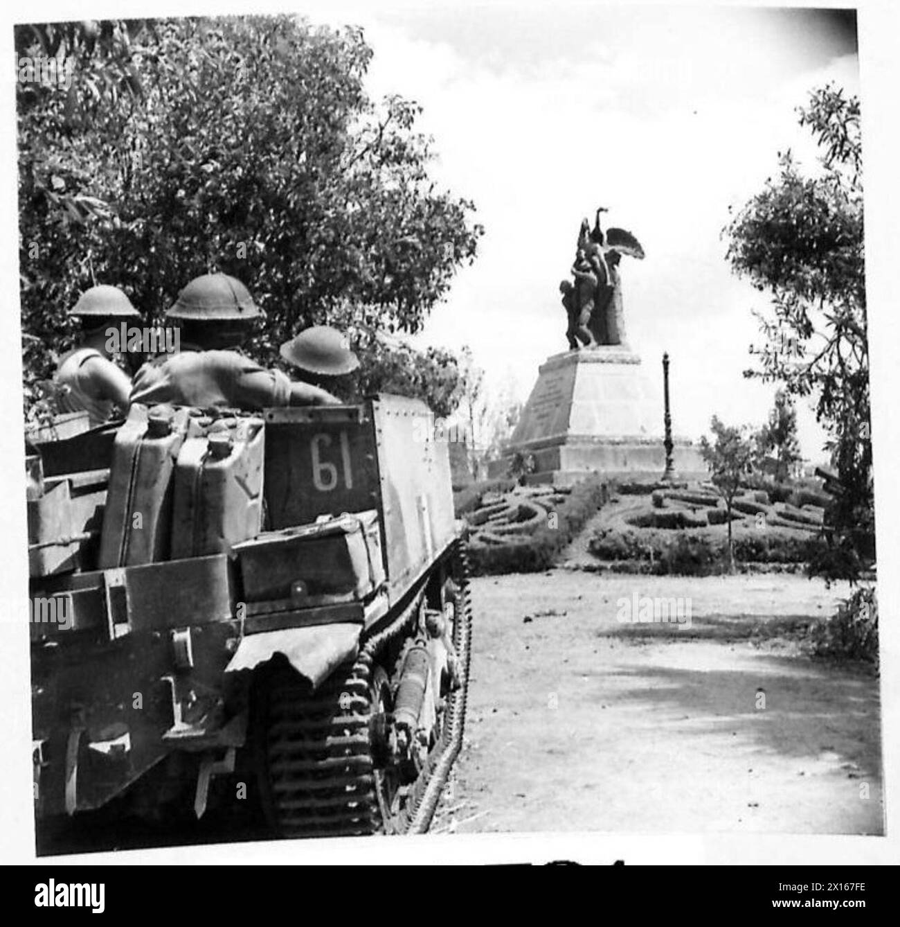 ADRANO - Un transporteur Bren de la 1ère BTN. Surrey Yeomanry s'approche d'un monument aux morts dans l'armée britannique de la ville Banque D'Images