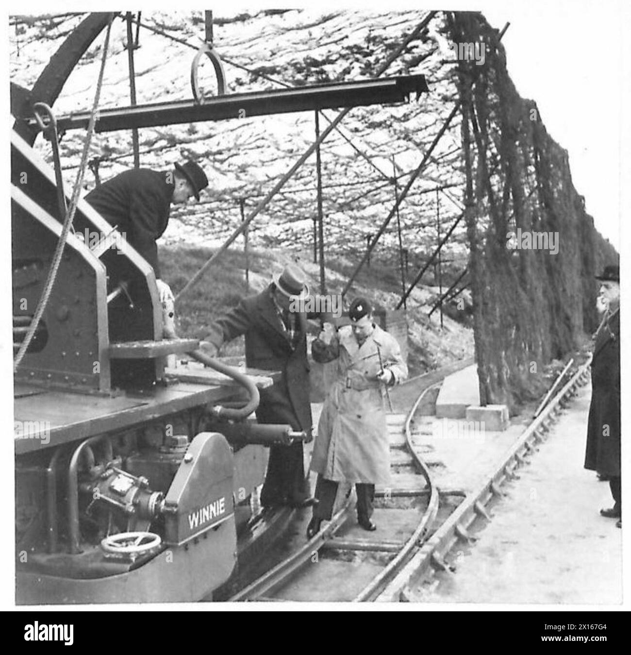 Les délégués parlementaires sud-africains inspectent les canons traversant la Manche et observent le matériel et les opérations militaires. Banque D'Images