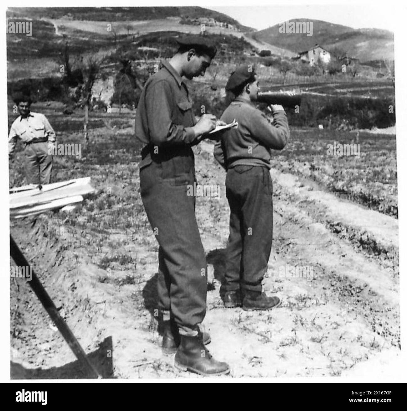 Le commandant de la batterie délivre des ordres par mégaphone aux canons italiens de 25 livres en action contre la huitième armée en Afrique. Banque D'Images
