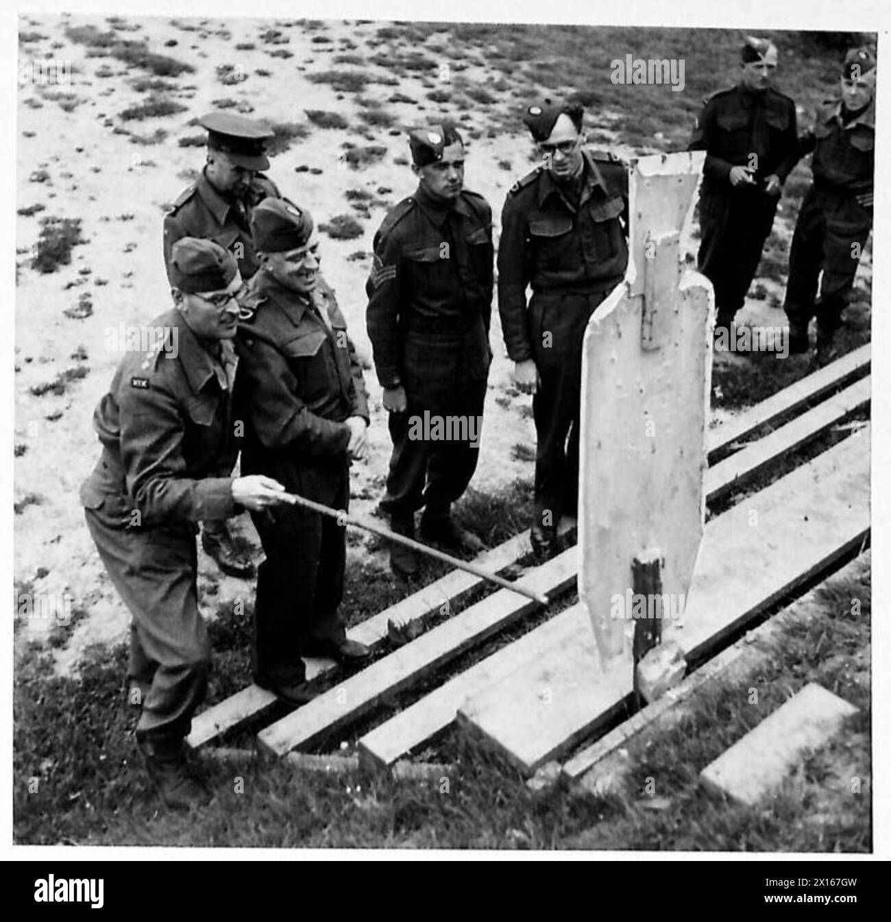 Les correspondants de guerre d'une école d'entraînement aux armes visualisent les cibles après avoir tiré pendant que les instructeurs vérifient les résultats. Banque D'Images