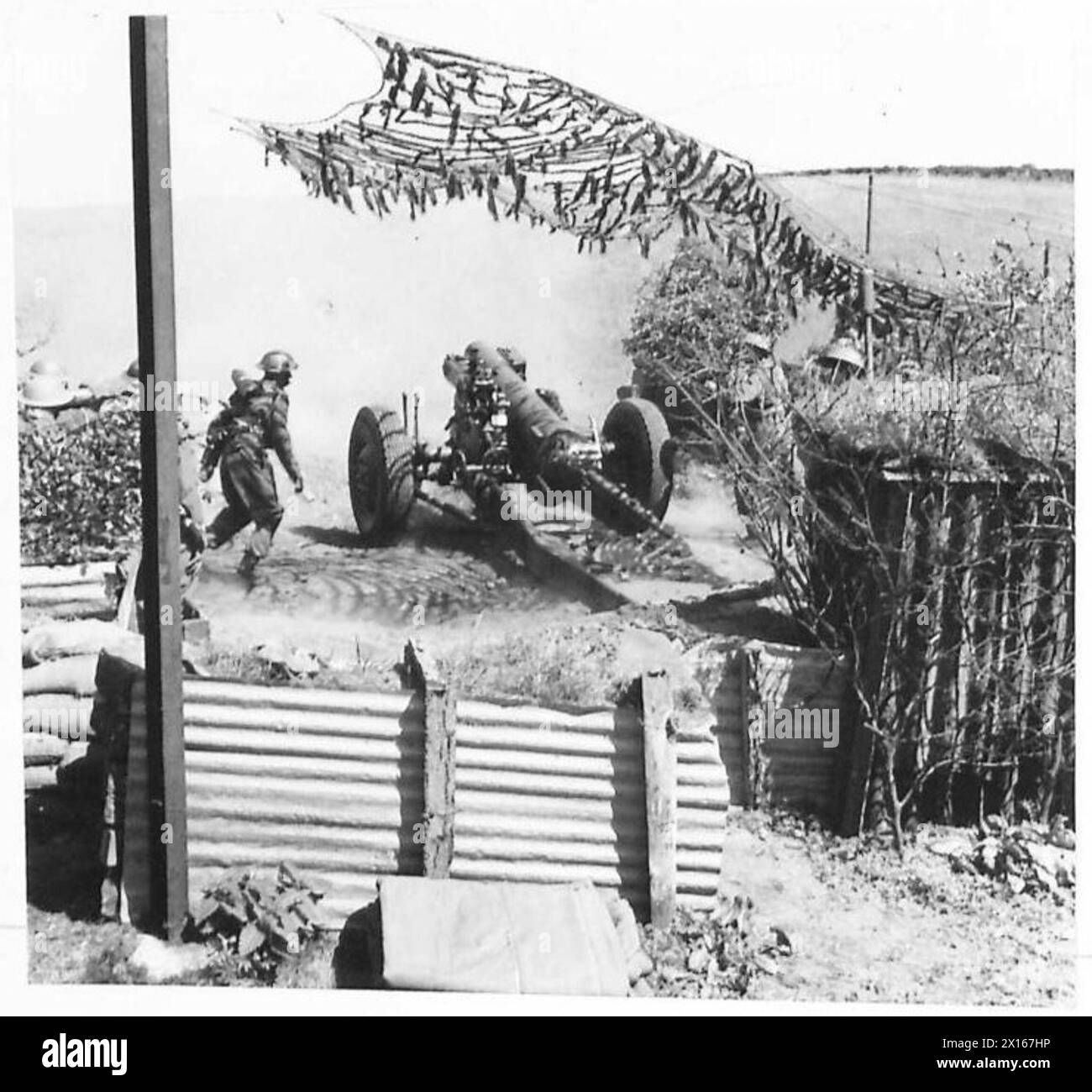 Les obusiers de 6 pouces de l'armée britannique sont en action depuis des emplacements camouflés pendant la pratique de tir côtier Banque D'Images