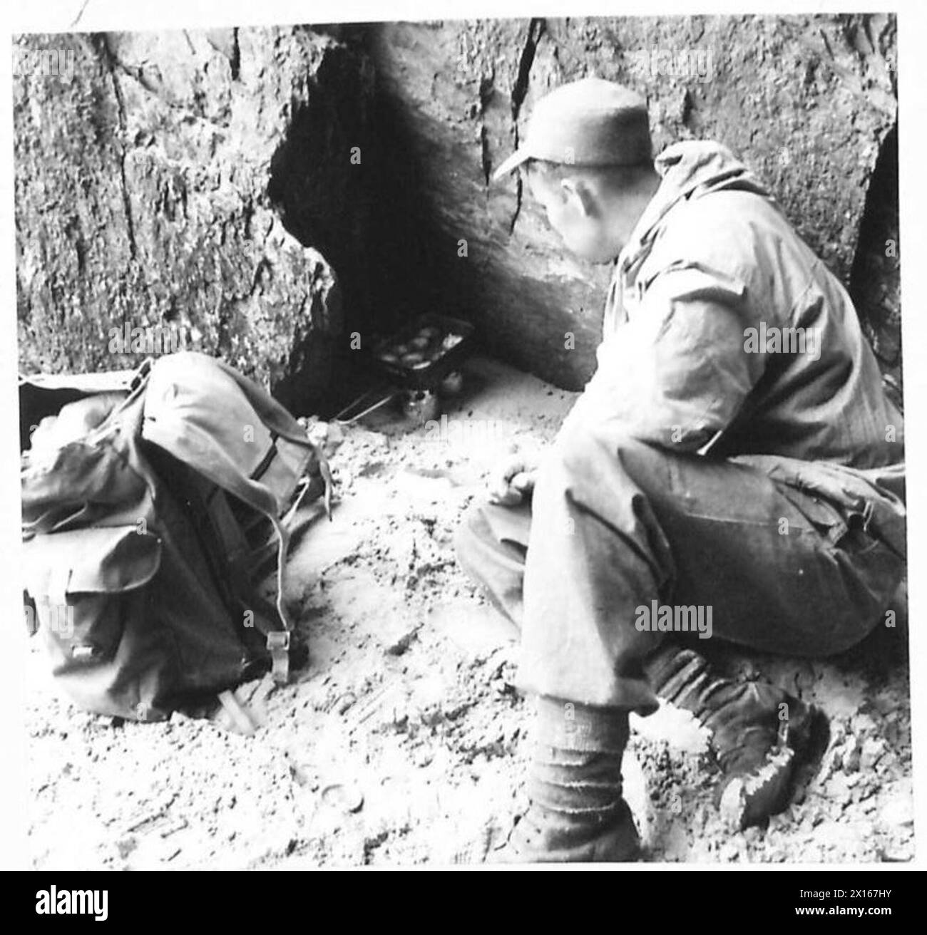 Les soldats, connus sous le nom de Green Devils, préparaient des repas à l'aide de cuisinières Tommy lors d'une pause dans les exercices de l'armée britannique. Banque D'Images
