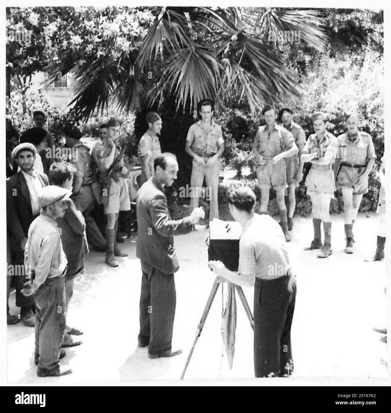 Un photographe italien travaille dans un parc à Piazza Armerina après la chute de la ville aux mains des Forces canadiennes. Banque D'Images