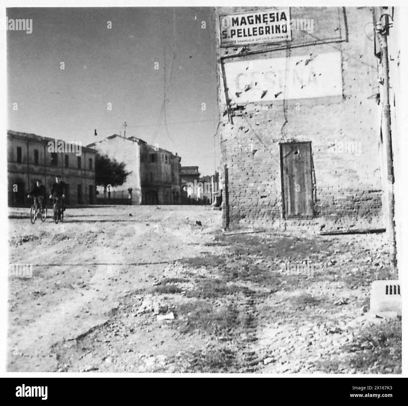 L'entrée de Cesena sur la route 9 montre une rue principale déserte à l'exception de deux cyclistes, car la ville reste sous le feu de mortier continu, impliquant la 8e armée. Banque D'Images