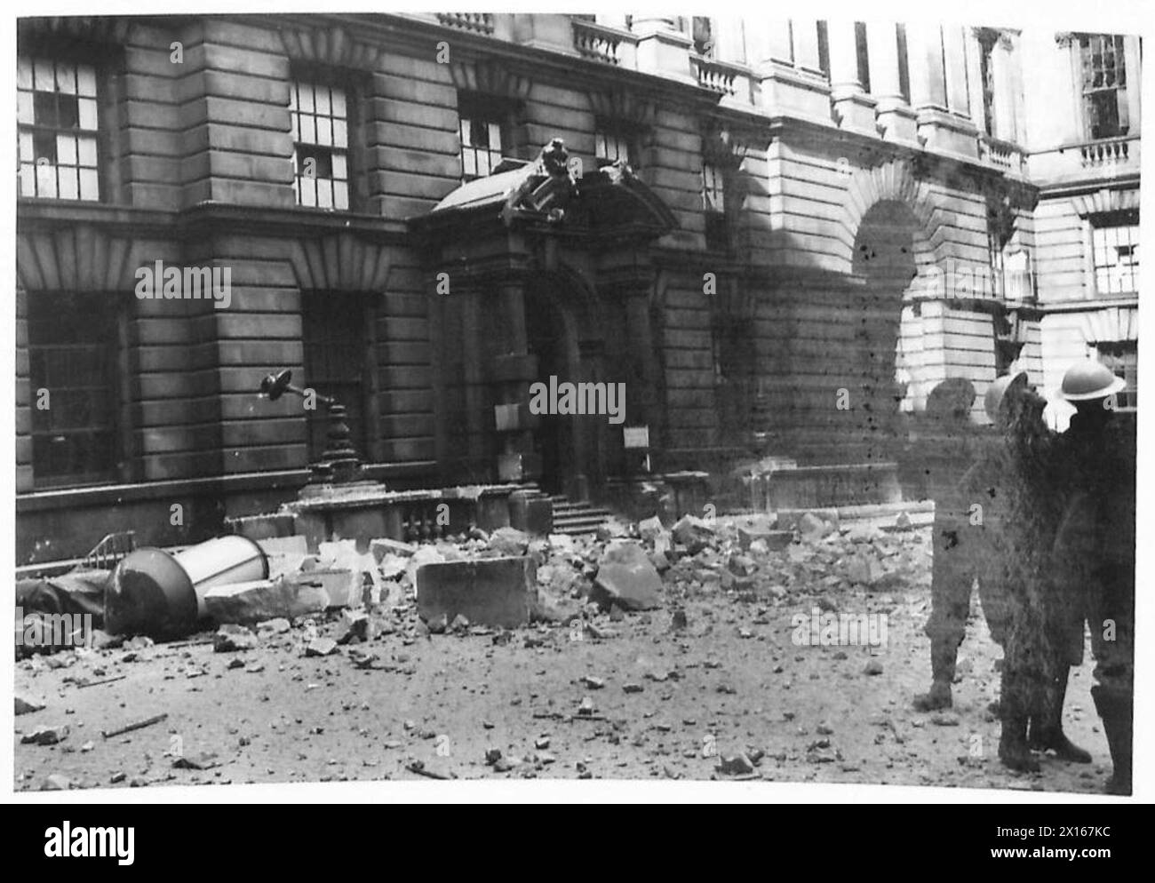 Les bâtiments et les infrastructures de Whitehall montrent des dommages résultant des attaques aériennes ennemies pendant les opérations de guerre. Banque D'Images