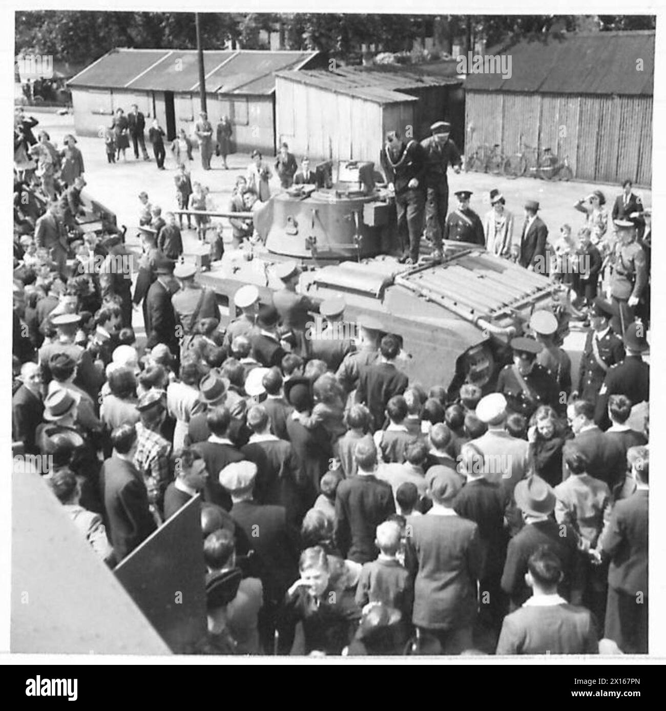 Le Lord Mayor inspecte un char Matilda lors d'une exposition militaire pour les travailleurs, faisant l'expérience d'un tour autour du terrain de loisirs sous la supervision de l'armée britannique. Banque D'Images