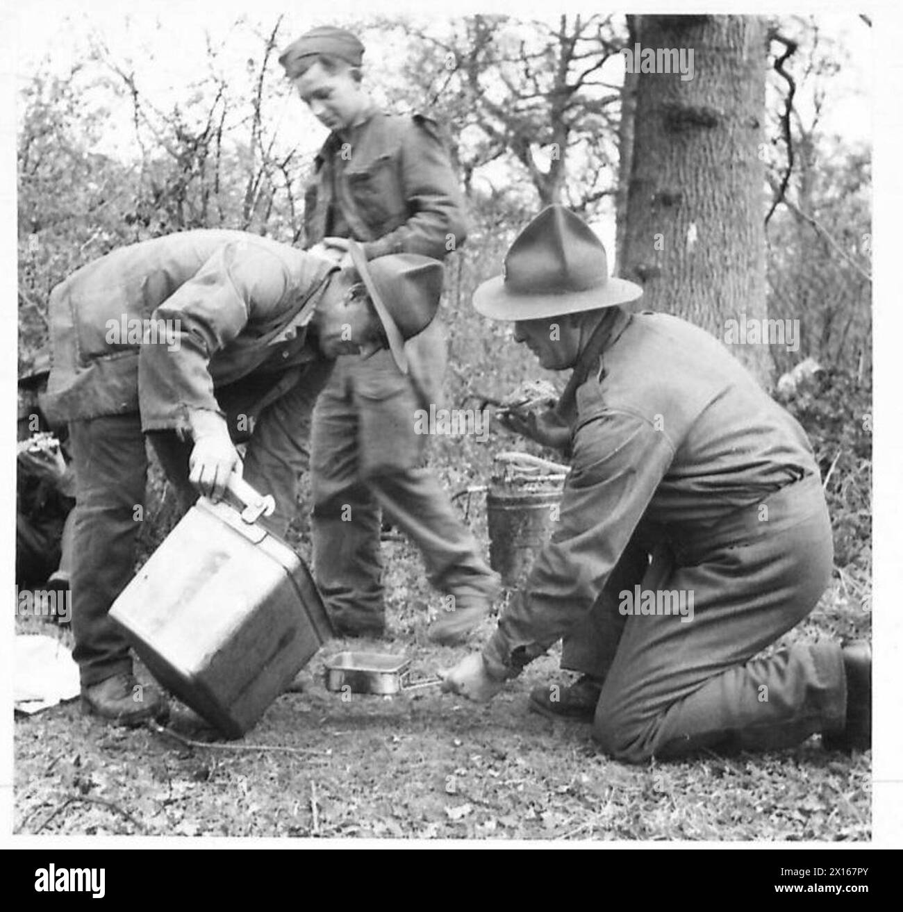Des hommes de brousse néo-zélandais servant des repas de mi-journée pendant le service dans l'armée britannique, démontrant les procédures d'approvisionnement sur le terrain et de subsistance des troupes. Banque D'Images