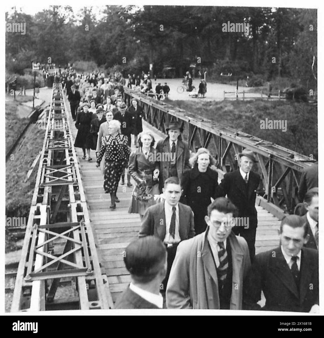 Les personnes en deuil assistent à un service commémoratif à Oosterbeek, traversant le pont pour atteindre le cimetière, sous l'armée britannique du Rhin pendant la première Guerre mondiale Banque D'Images