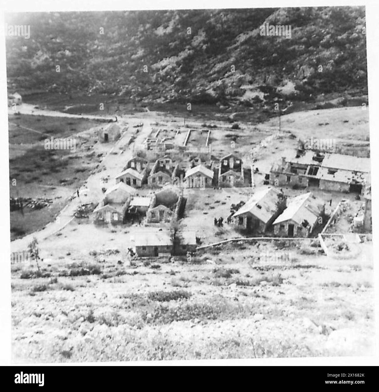 Une vue générale de la garnison de l'armée britannique à Ledenice, Yougoslavie, montrant les dommages causés par l'artillerie pendant la bataille de Risan. Banque D'Images