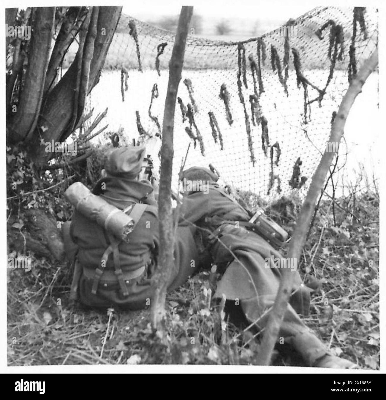 Les mitrailleuses de deux divisions, dont Coldstream Guards, occupent des positions de première ligne le long d'une rive lors d'un exercice de combat simulé à Fleet's Corner, Dorset. Banque D'Images