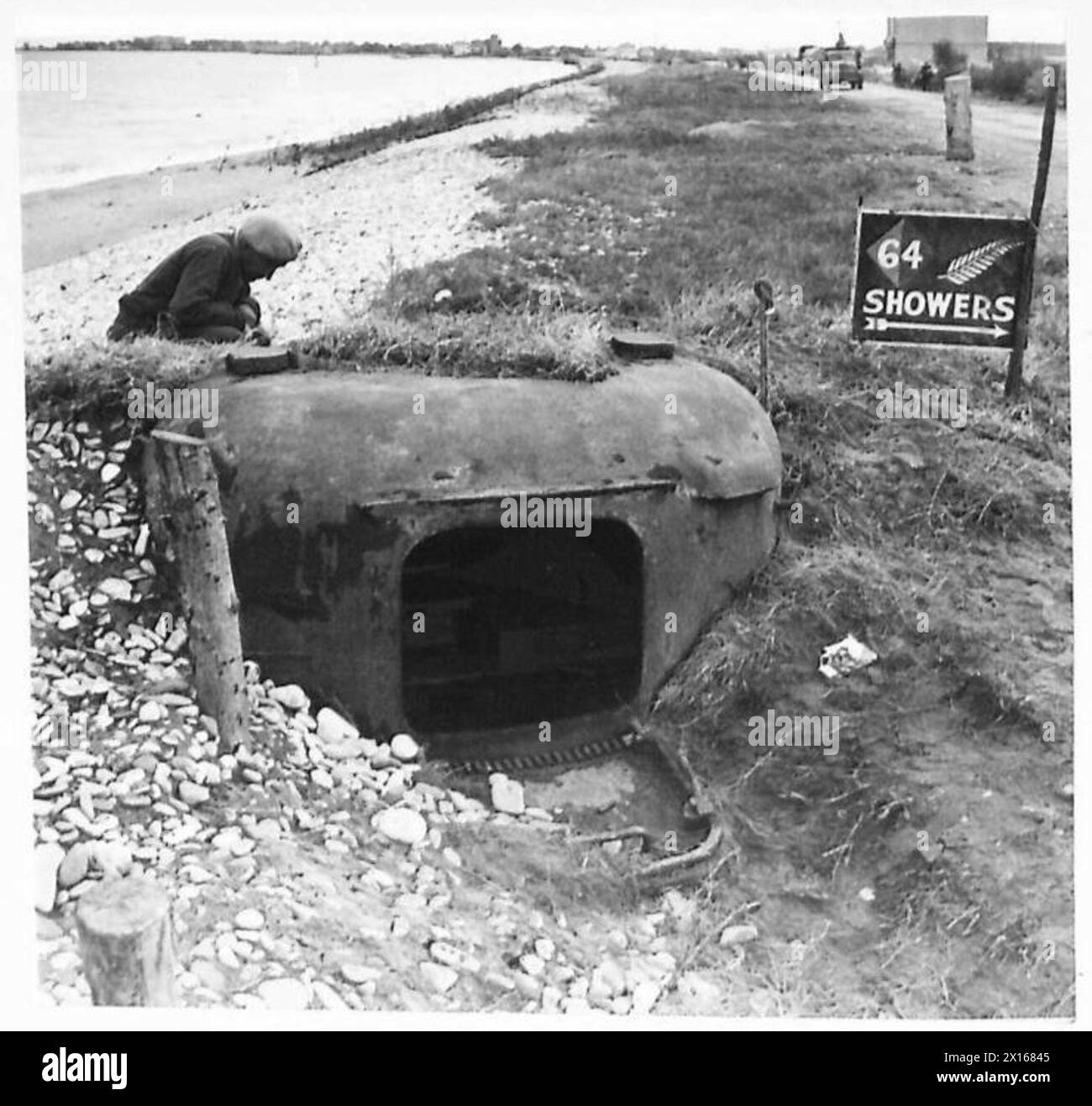 Un poste de mitrailleuse en acier surplombant la mer et la route côtière près de Rimini, utilisé par l'armée britannique pendant la seconde Guerre mondiale dans une zone d'attente défensive allemande de 1942 à 1946. Banque D'Images Un poste de mitrailleuse en acier surplombant la mer et la route côtière près de Rimini, utilisé par l'armée britannique pendant la seconde Guerre mondiale dans une zone d'attente défensive allemande de 1942 à 1946. Banque D'Images