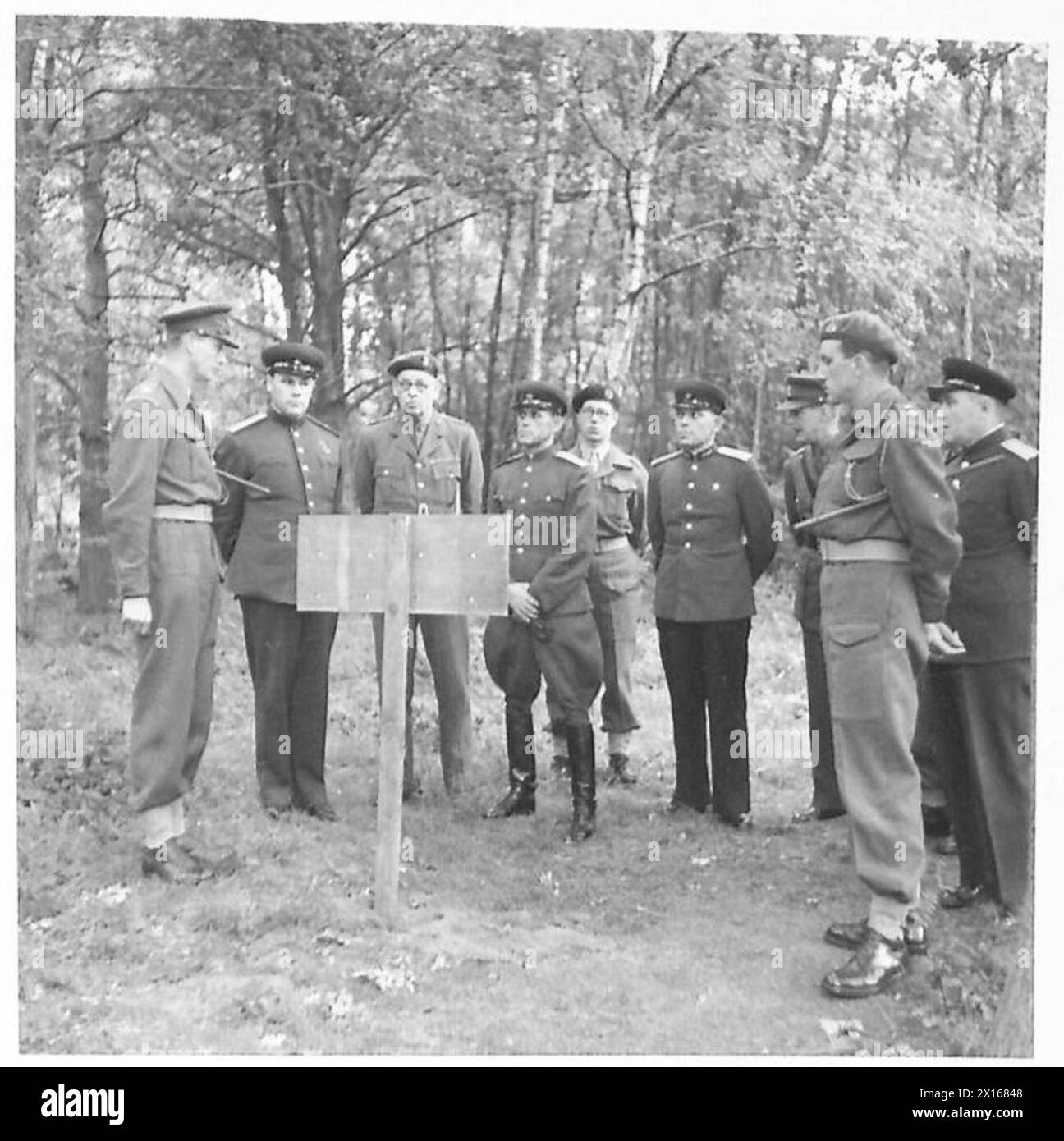 Un instructeur officier au RAC., OCTU. Informe les officiers russes lors d'une visite officielle. Banque D'Images
