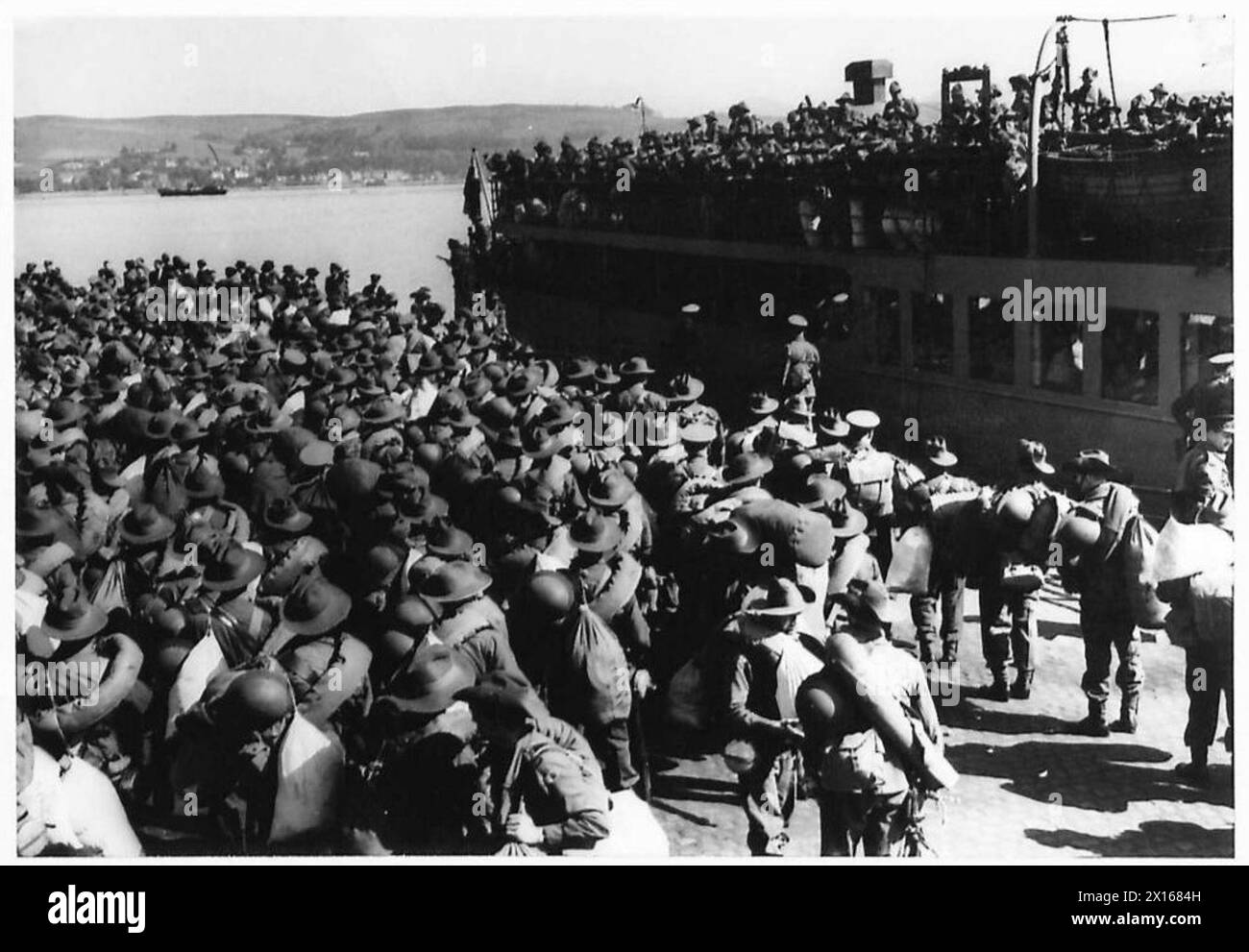 Les troupes néo-zélandaises arrivent à Gourock sur un appel d'offres tandis que les troupes australiennes se préparent à monter à bord des trains au premier plan. Banque D'Images