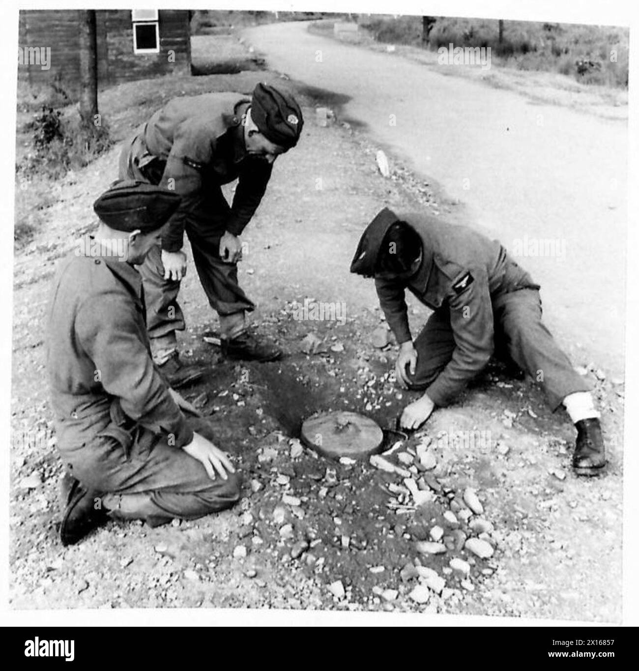 Le personnel de R.A.F. apprend la détection de mines au camp de Halleaths près de Lockerbie sous les ordres du Lt. Col. J.P. Jeffrey, avec trois hommes faisant la démonstration d'un piège sur la mine '35'. Banque D'Images