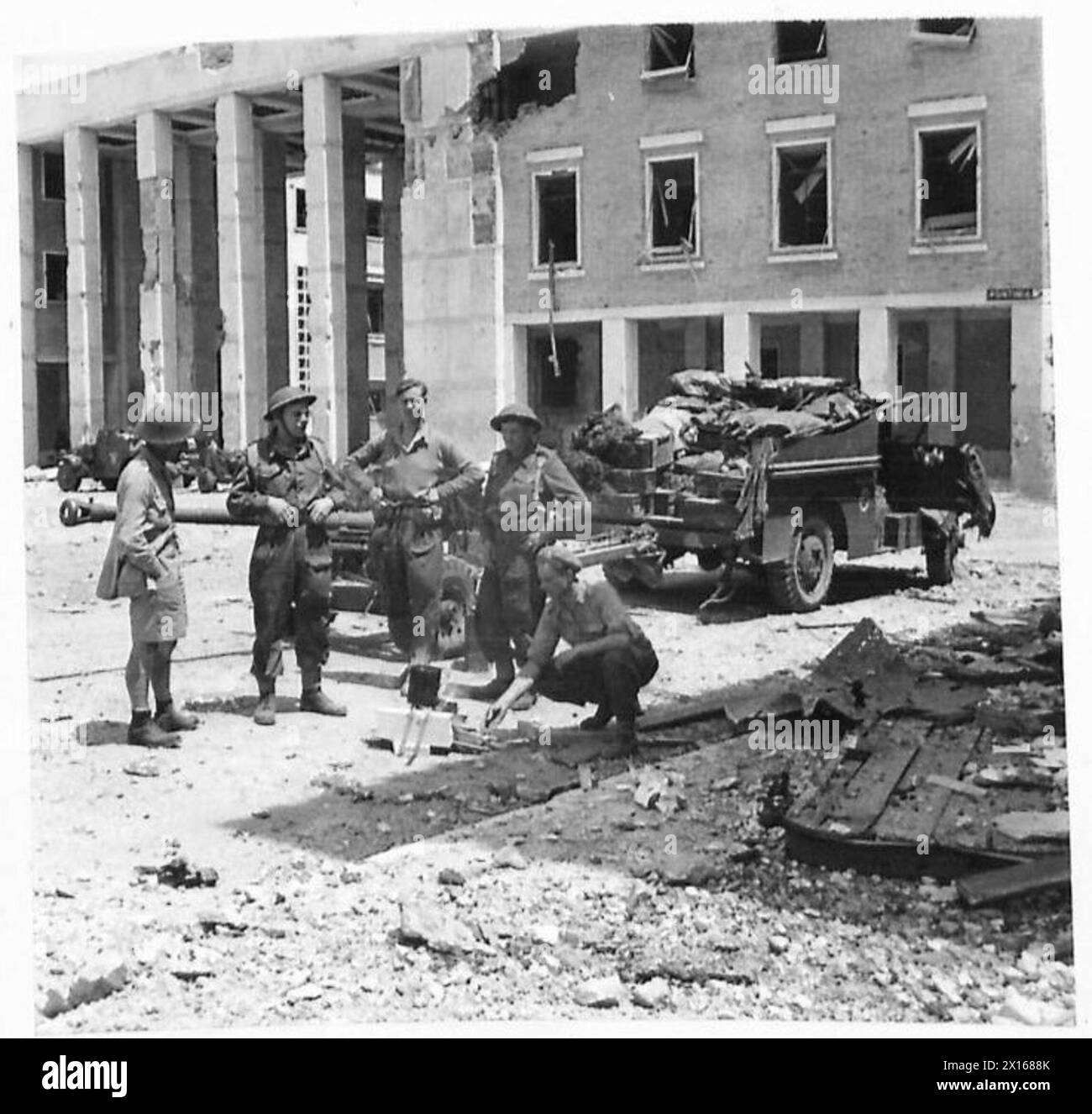 Les troupes du 1er régiment de Recce ayant une pause sur la place principale de Littoria pendant les opérations de la Cinquième armée. Banque D'Images