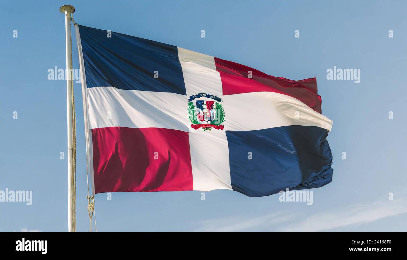 Die Fahne von Dominikanische Republik flattert im Wind, isoliert gegen blauer Himmel Banque D'Images
