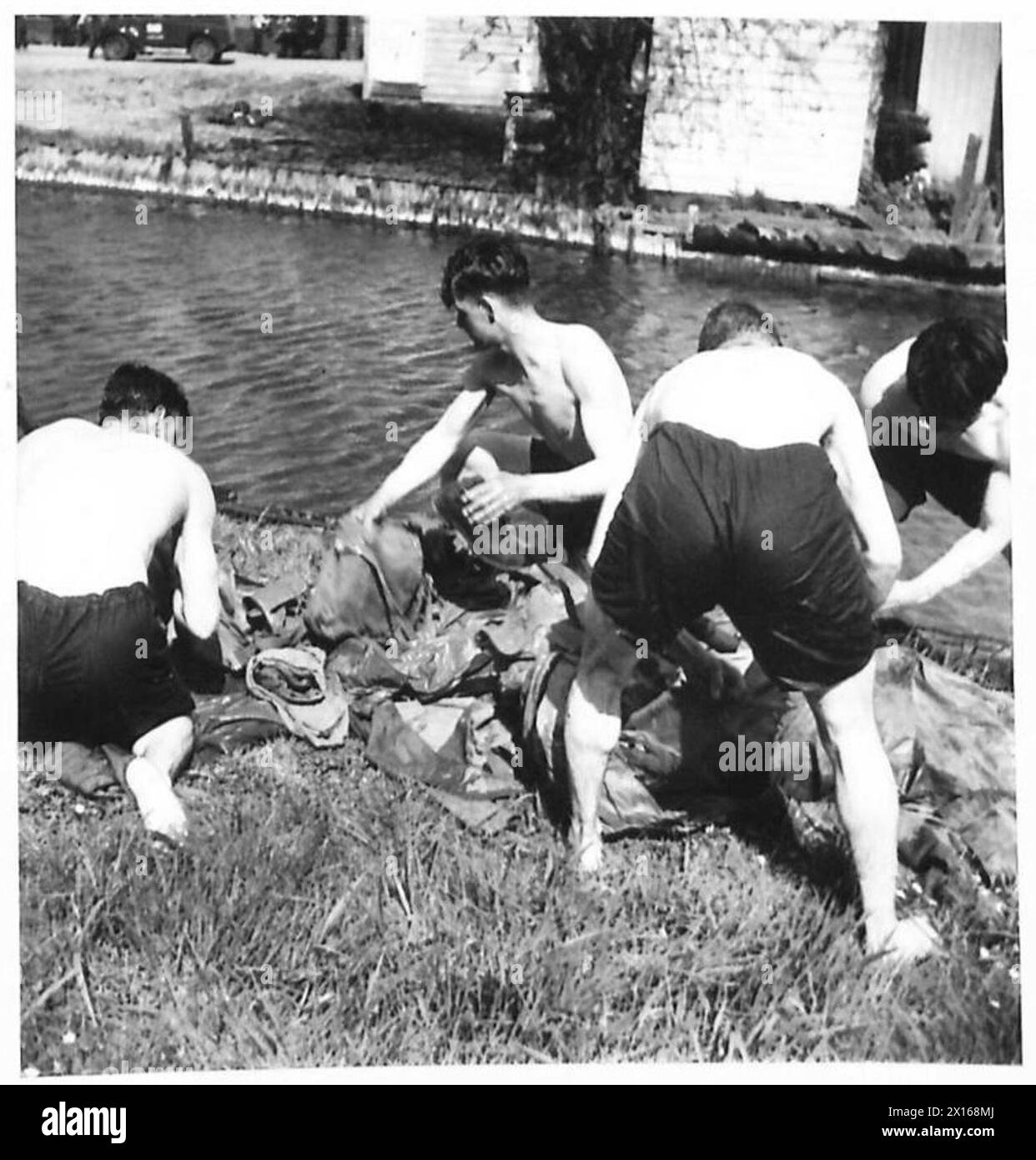 Les non-nageurs se préparent et s'habillent après avoir terminé une traversée d'eau dans le cadre des préparatifs de second Front. Banque D'Images