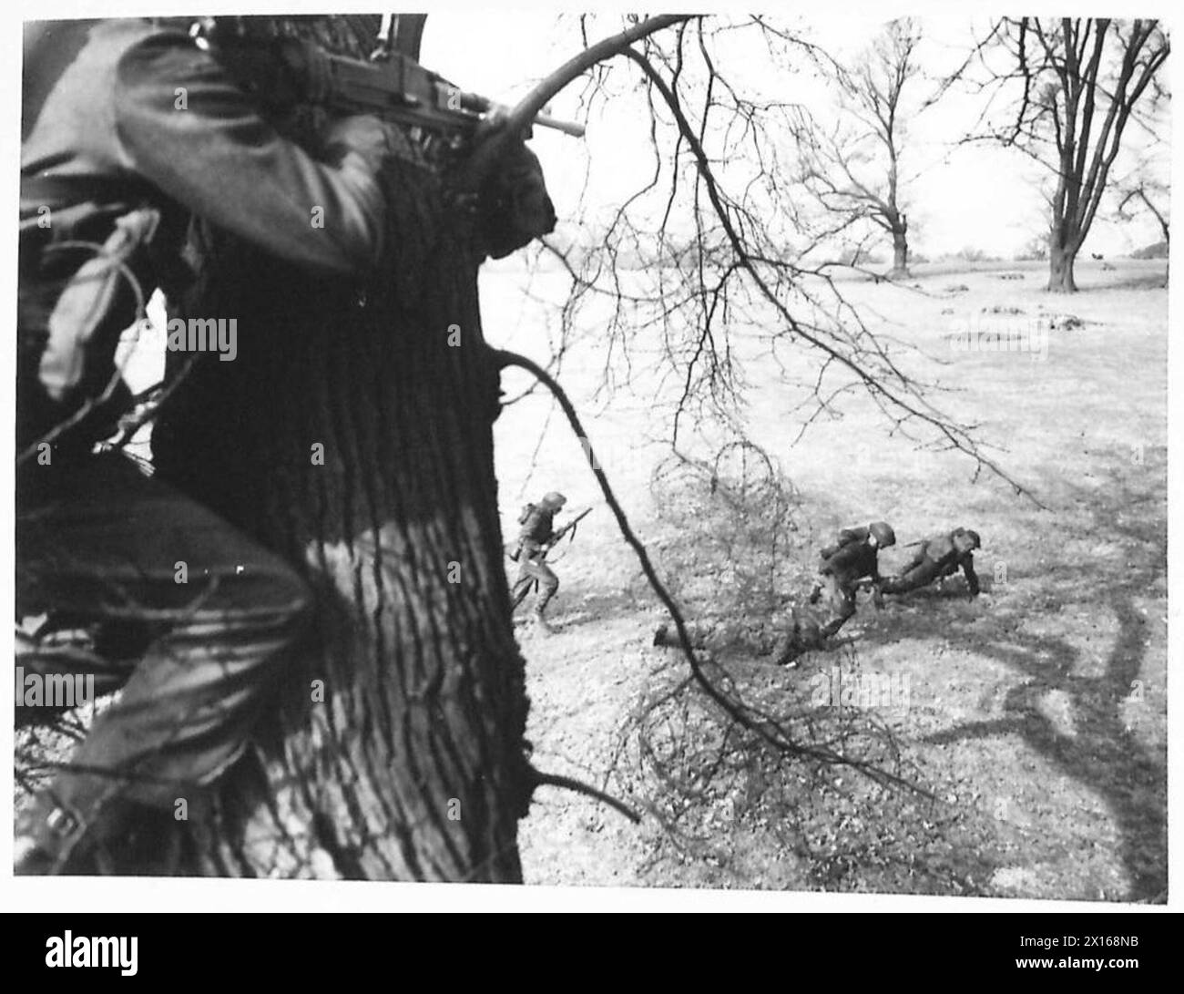 Les Royal Welsh Fusiliers effectuent des exercices d'entraînement, y compris l'opération Tommy Gun et le franchissement d'obstacles de fil. Banque D'Images