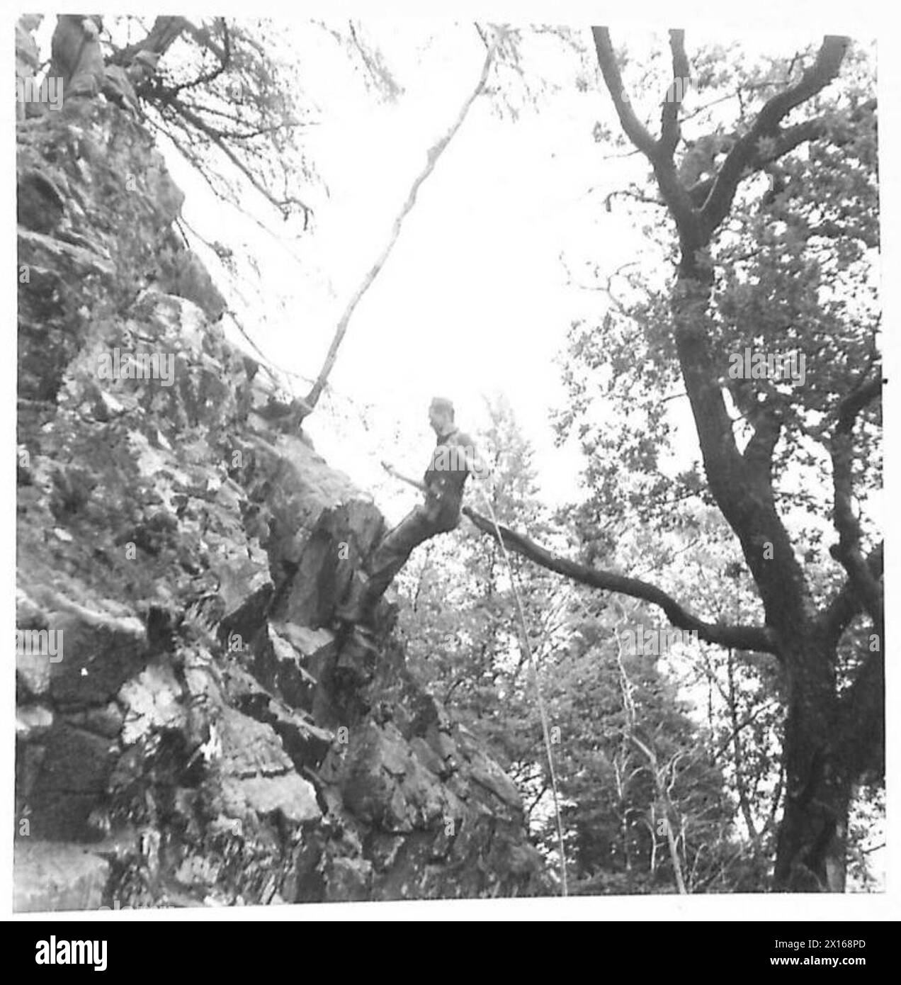 Les soldats du Commando français pratiquent l'escalade et la descente en rappel dans un dépôt d'entraînement de commando. Banque D'Images