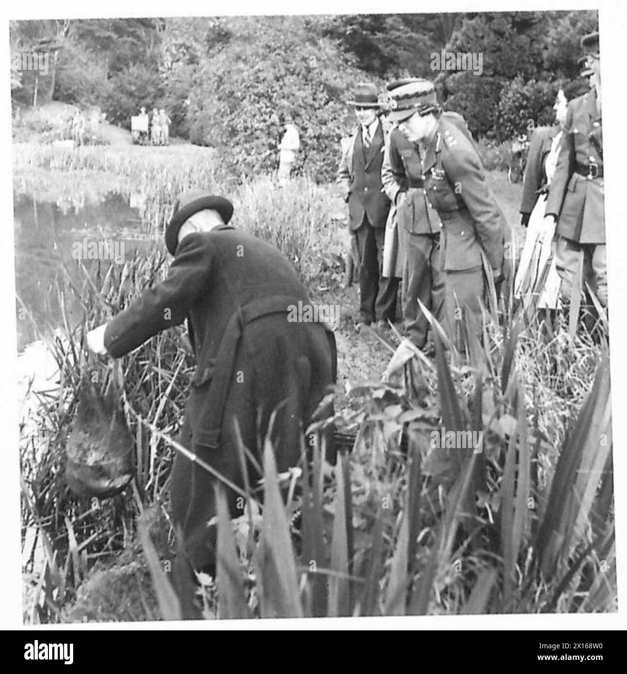 SAR la Princesse Royale visite l'unité des signaux de la Garde et observe un pêcheur de 75 ans montrant une brème de 2 livres dans une rivière voisine. Banque D'Images