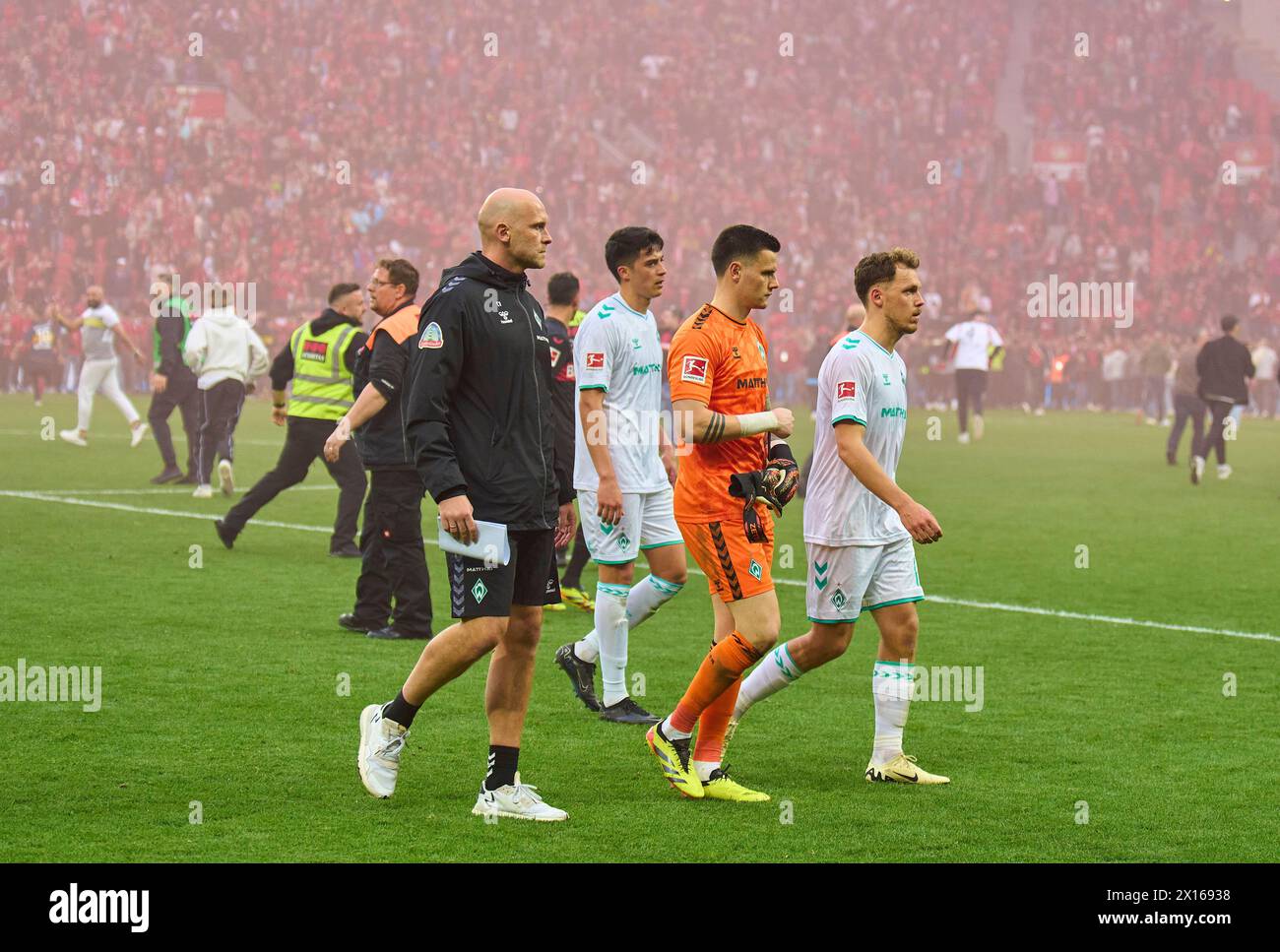 Le joueur de Werder quitte le terrain après le match BAYER 04 LEVERKUSEN - SV WERDER BRÊME 5-0 le 14 avril 2024 à Leverkusen, Allemagne. Saison 2023/2024, 1.Bundesliga,, Journée 29, 29.Spieltag photographe : ddp images / STAR-images - LA RÉGLEMENTATION DFL INTERDIT TOUTE UTILISATION DE PHOTOGRAPHIES comme SÉQUENCES D'IMAGES et/ou QUASI-VIDÉO - Banque D'Images