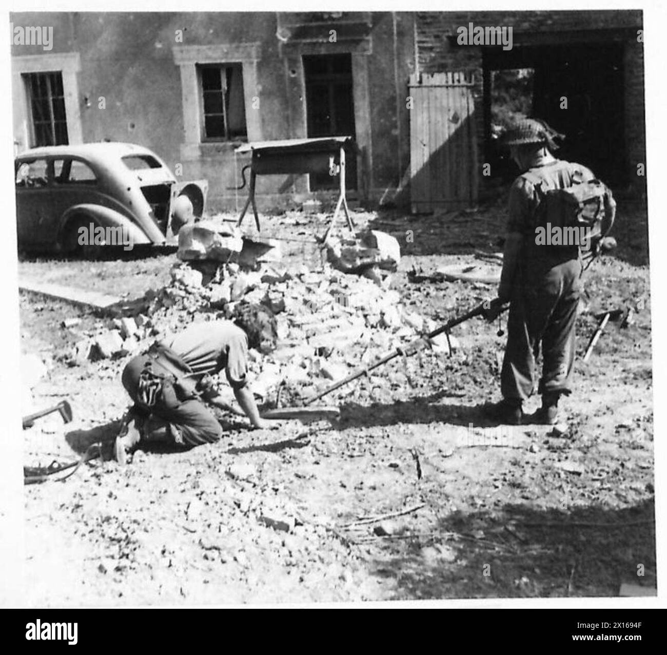 Le personnel de l'armée britannique vérifie la présence de mines autour des puits au-delà du Mont Pinçon, où l'ennemi a des sources d'eau piégées. Opérations du 21e groupe d'armées. Banque D'Images