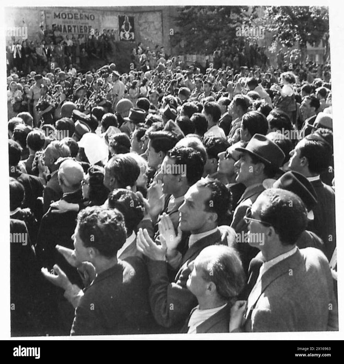 Photographie montrant un défilé mené par un orchestre mixte à Rome avec des foules observant, dans le cadre des activités de la garnison de l'armée britannique. Banque D'Images