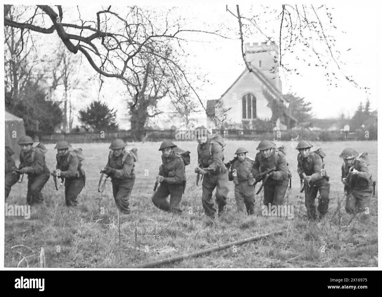 Une section de dix hommes avance en formation de ligne vers son objectif lors des opérations de l'armée britannique sur le deuxième front. Banque D'Images