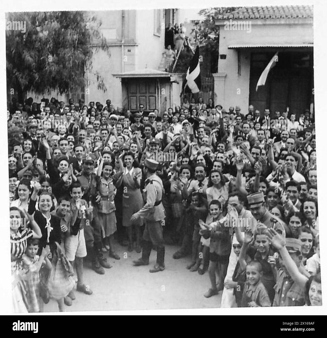 Les troupes britanniques entrent à Athènes, accueillies par des foules acclamantes alors que des camions militaires approchent du centre-ville pendant les opérations post-libération. Banque D'Images