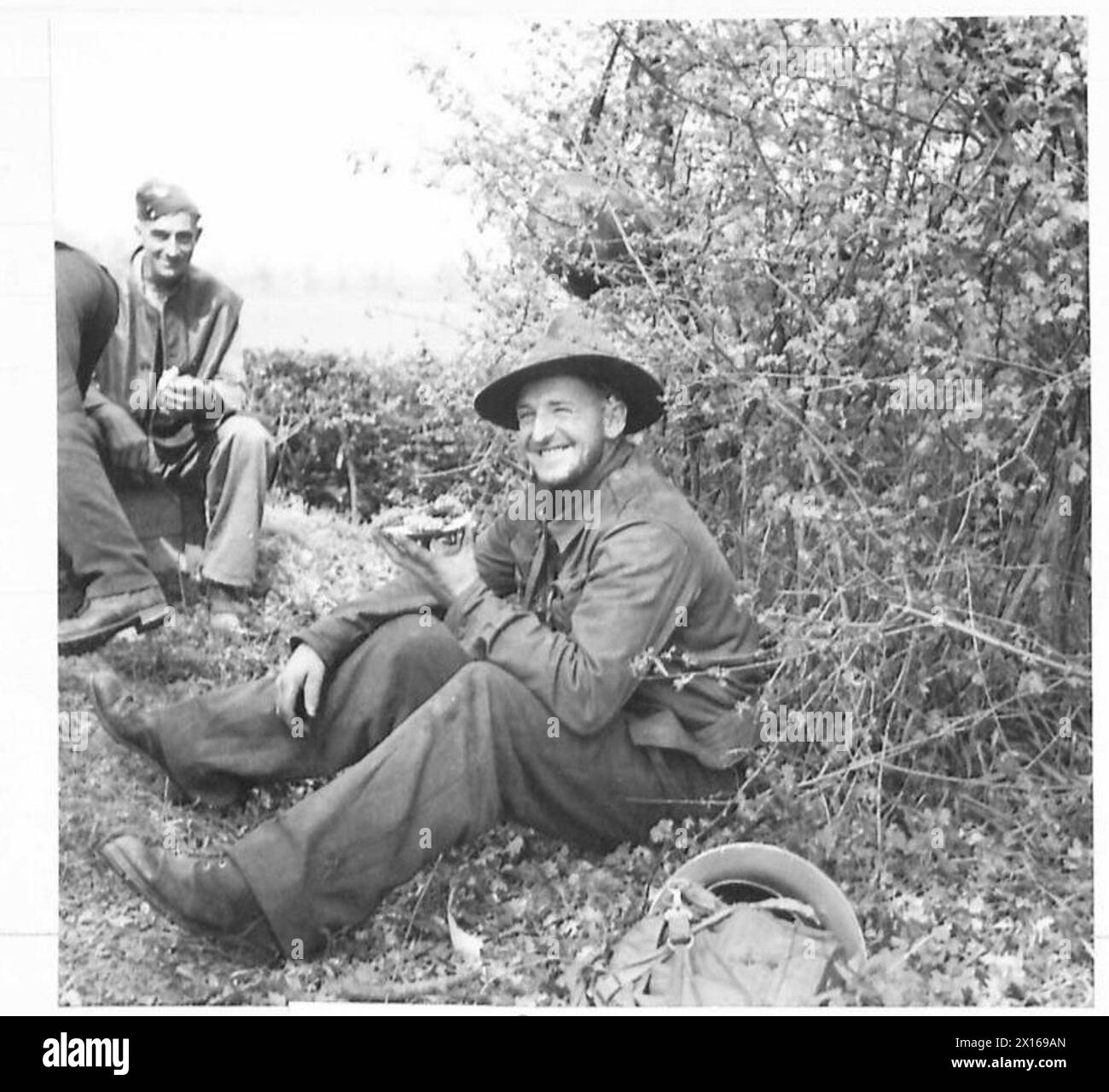 Les bushmen néo-zélandais prennent un repas en milieu de journée pendant le travail sur le terrain, reflétant l'effort physique sous la supervision de l'armée britannique. Banque D'Images