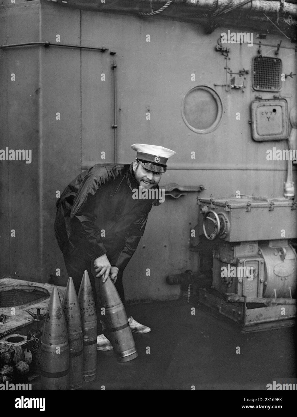 Un sergent de la Royal Marine inspecte les obus de sa tourelle, démontrant une manipulation correcte tout en réfléchissant au naufrage d'un convoi ennemi à destination de la Tunisie les 1er et 2 décembre 1942. Banque D'Images