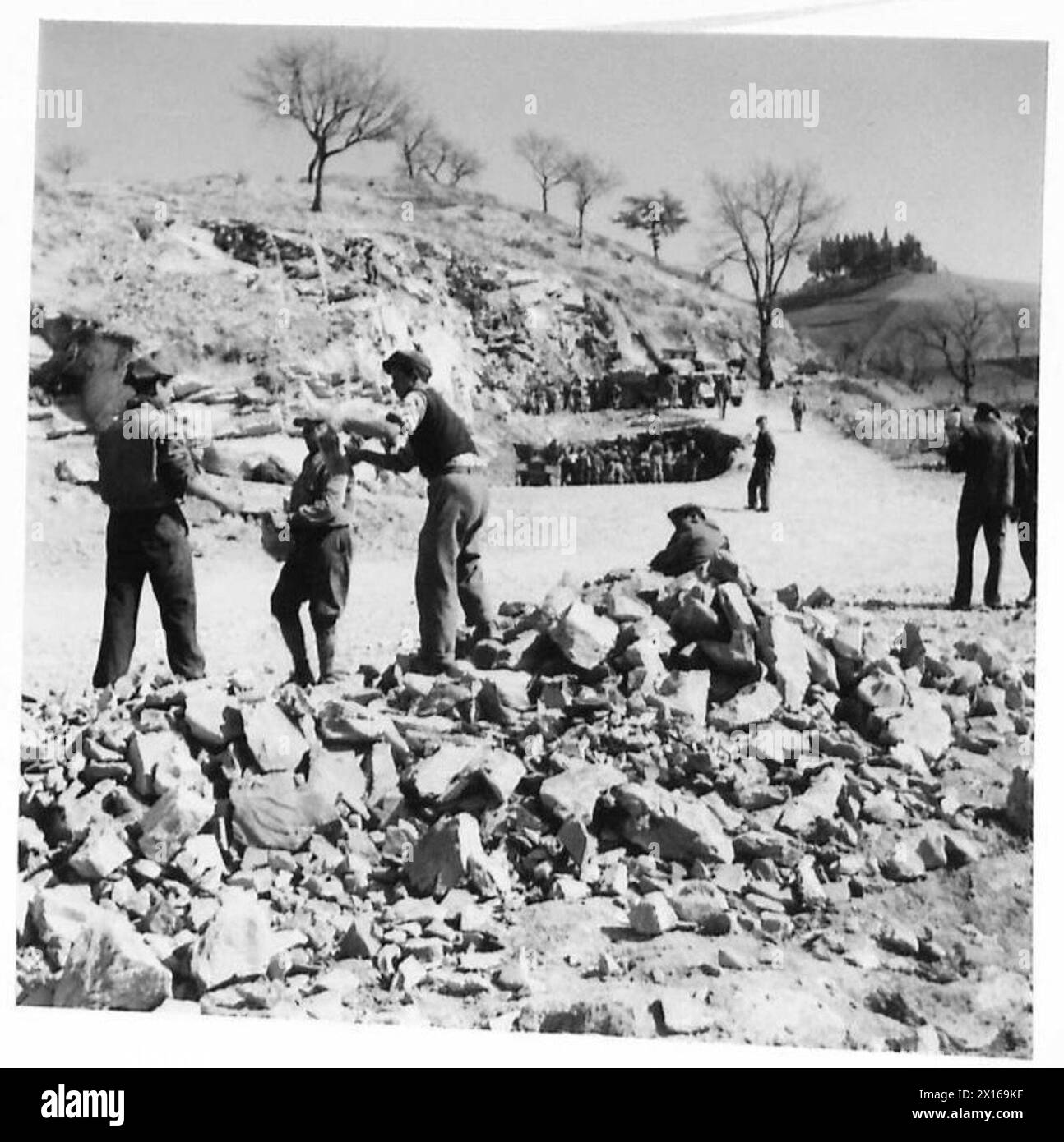 Une carrière exploitée par les Royal Engineers fournit de la pierre, qui est transportée par le peloton de benne basculante pendant les opérations de l'armée britannique. Banque D'Images