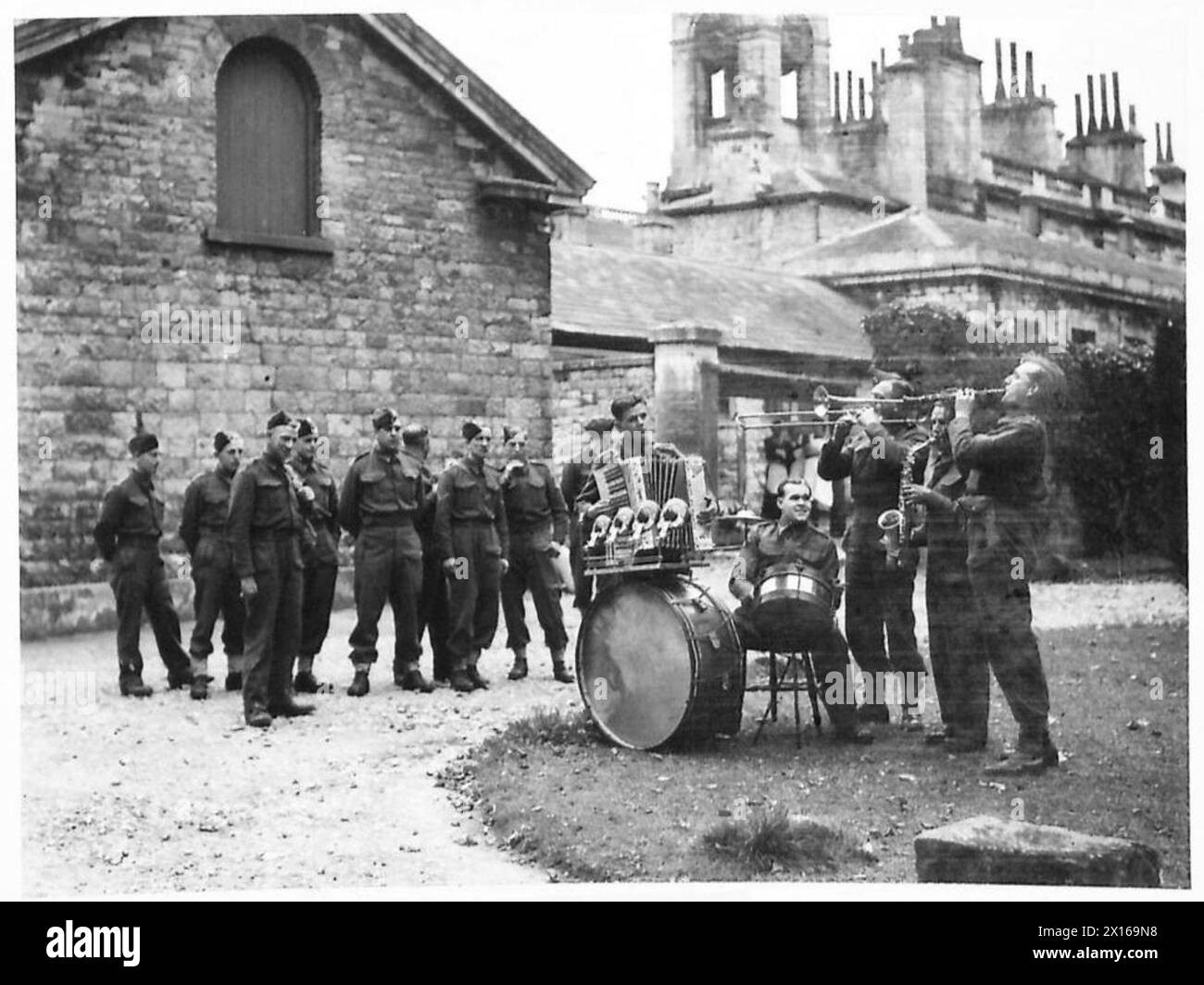 Un groupe de danse amateur composé de membres de l'armée britannique répète après le travail, mettant en vedette le soldat Abbott à l'accordéon, le sergent Stewart au saxophone, le soldat Briggs à la batterie et le capitaine John à la clarinette. Banque D'Images